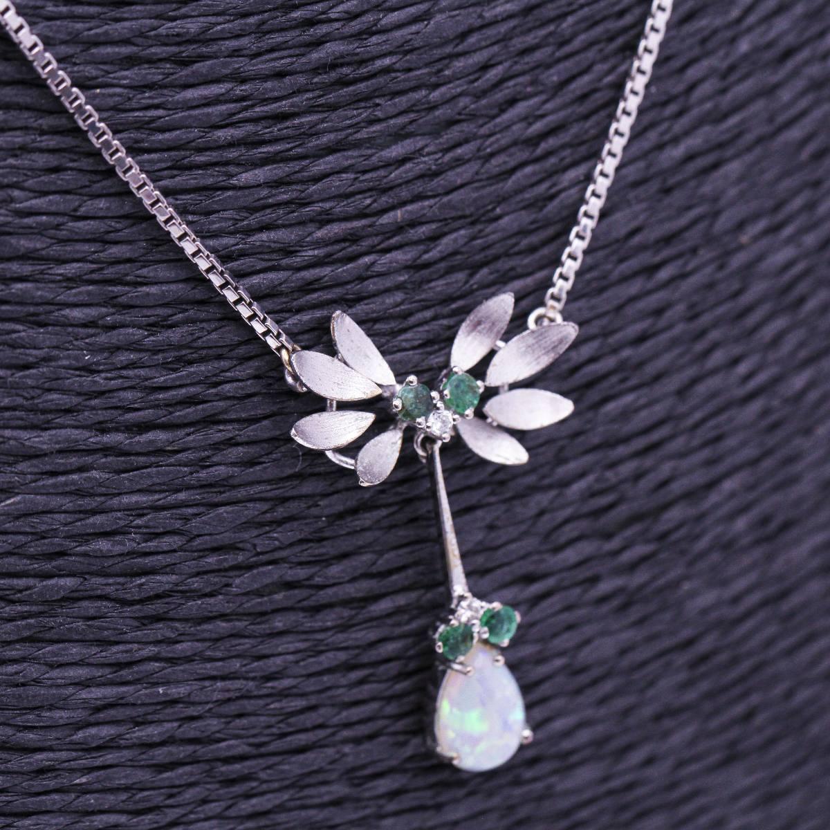 Taglio brillante Collana in oro bianco, opale, diamanti e smeraldo. in vendita
