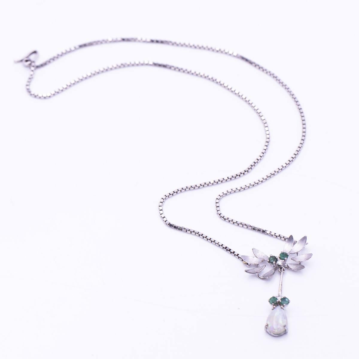 Collana in oro bianco, opale, diamanti e smeraldo. in vendita 1