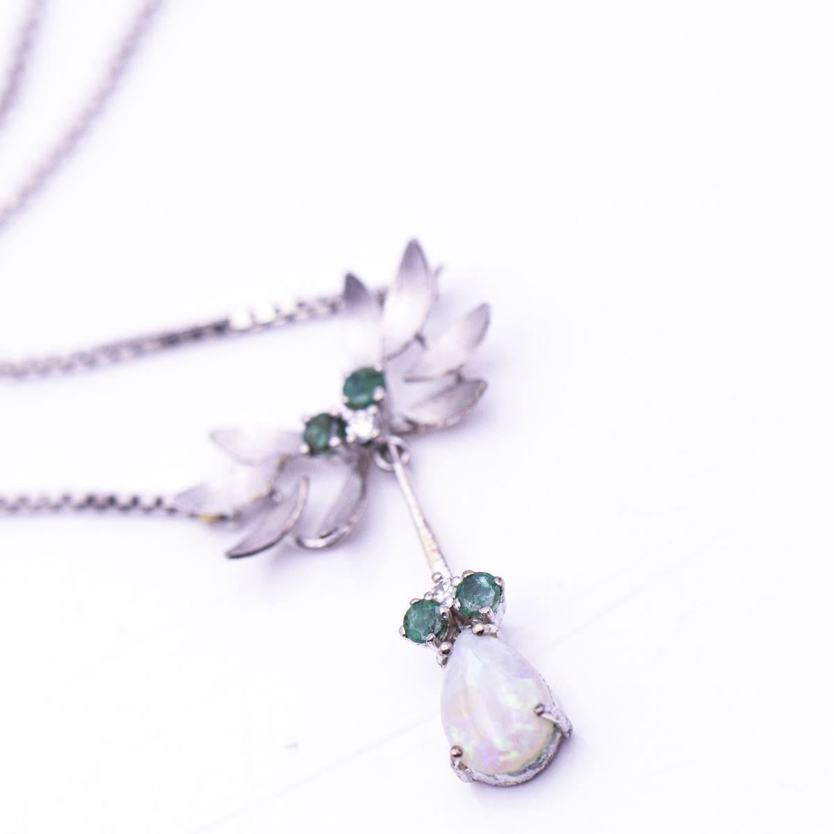 Collana in oro bianco, opale, diamanti e smeraldo. in vendita 2