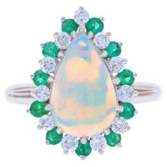 Halo-Ring aus Weißgold mit Opal, Smaragd und Diamant - 14k birnenförmigem Cabochon 2,70 ctw