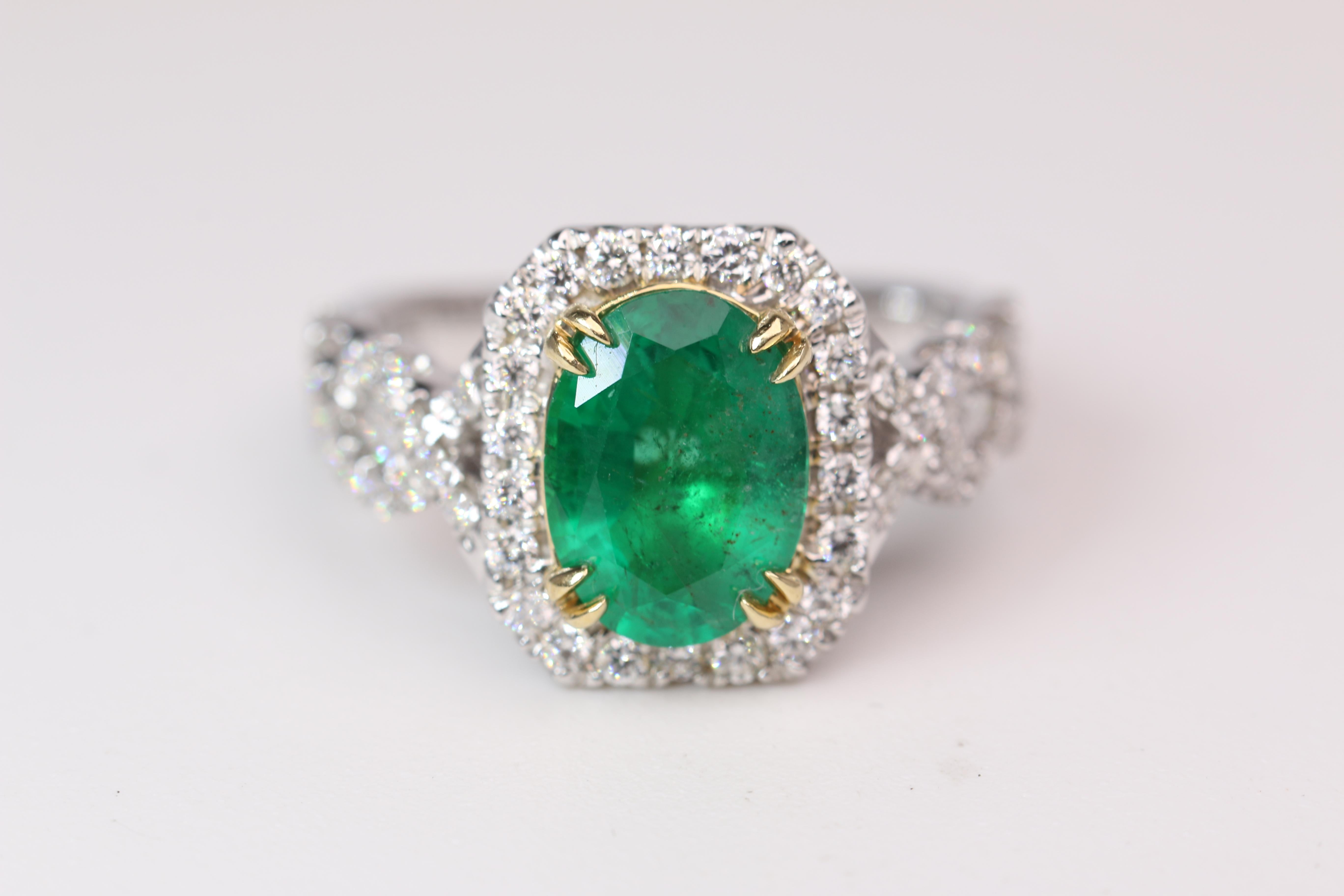 White Gold Oval Cut Emerald Ring In Good Condition In Dallas, TX
