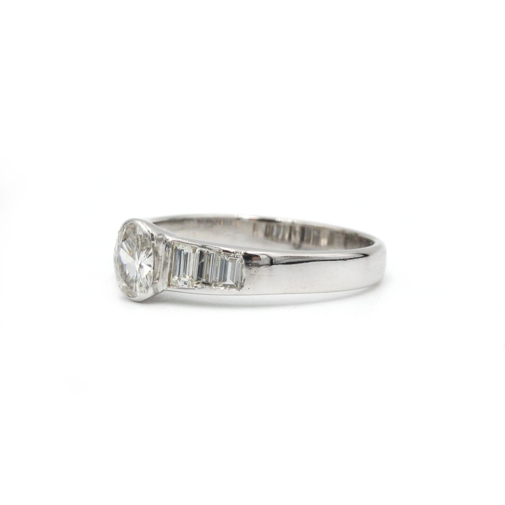 Cette bague, d'un classicisme moderne saisissant, est centrée sur un diamant brillant de taille ovale (0,50 ct, couleur G, pureté VS) serti dans de l'or blanc 18 carats lustré. Sa monture élégante rehausse la forme élégante de la pierre et maximise