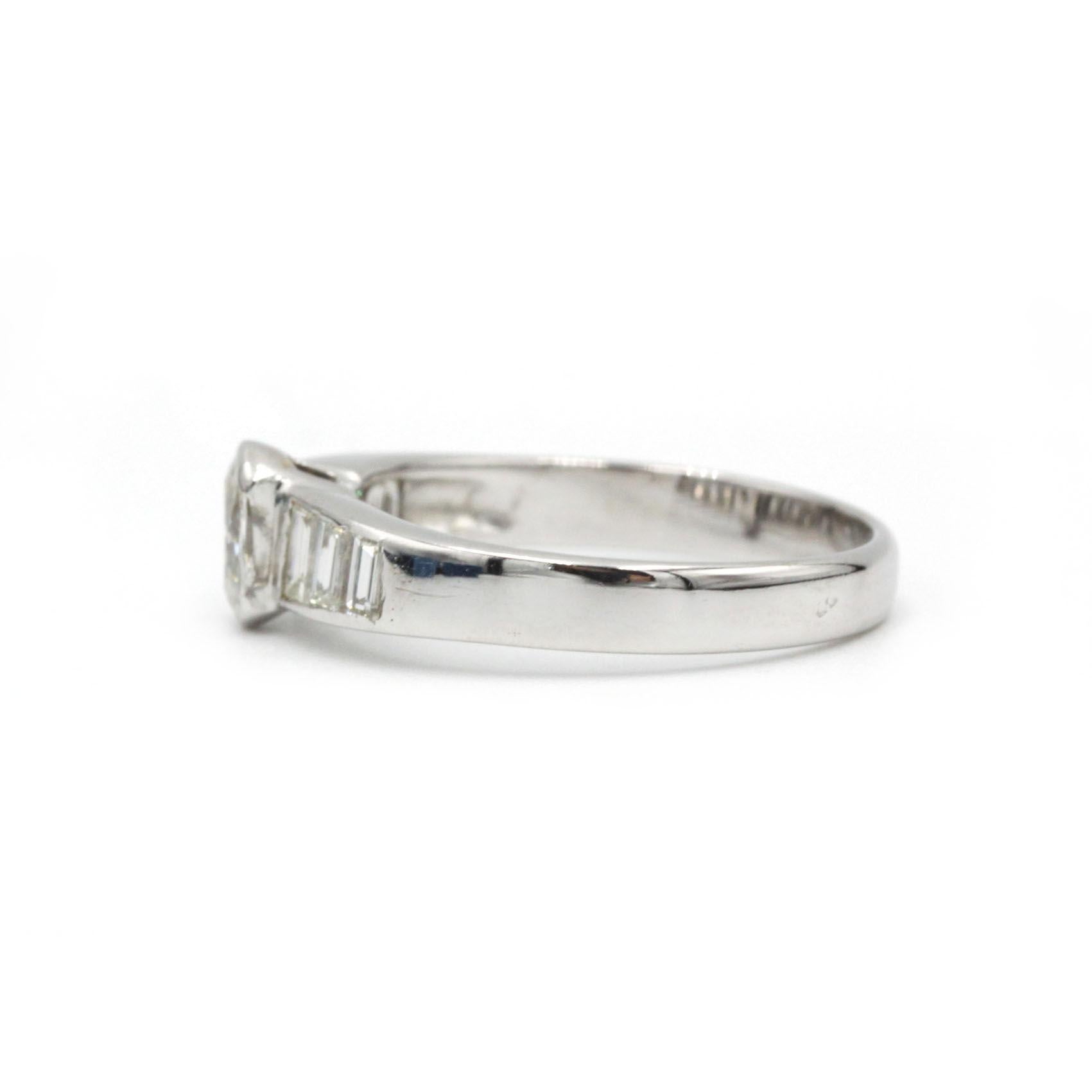 Contemporain Bague en or blanc avec diamant ovale et pierres latérales baguettes, taille US 8 en vente
