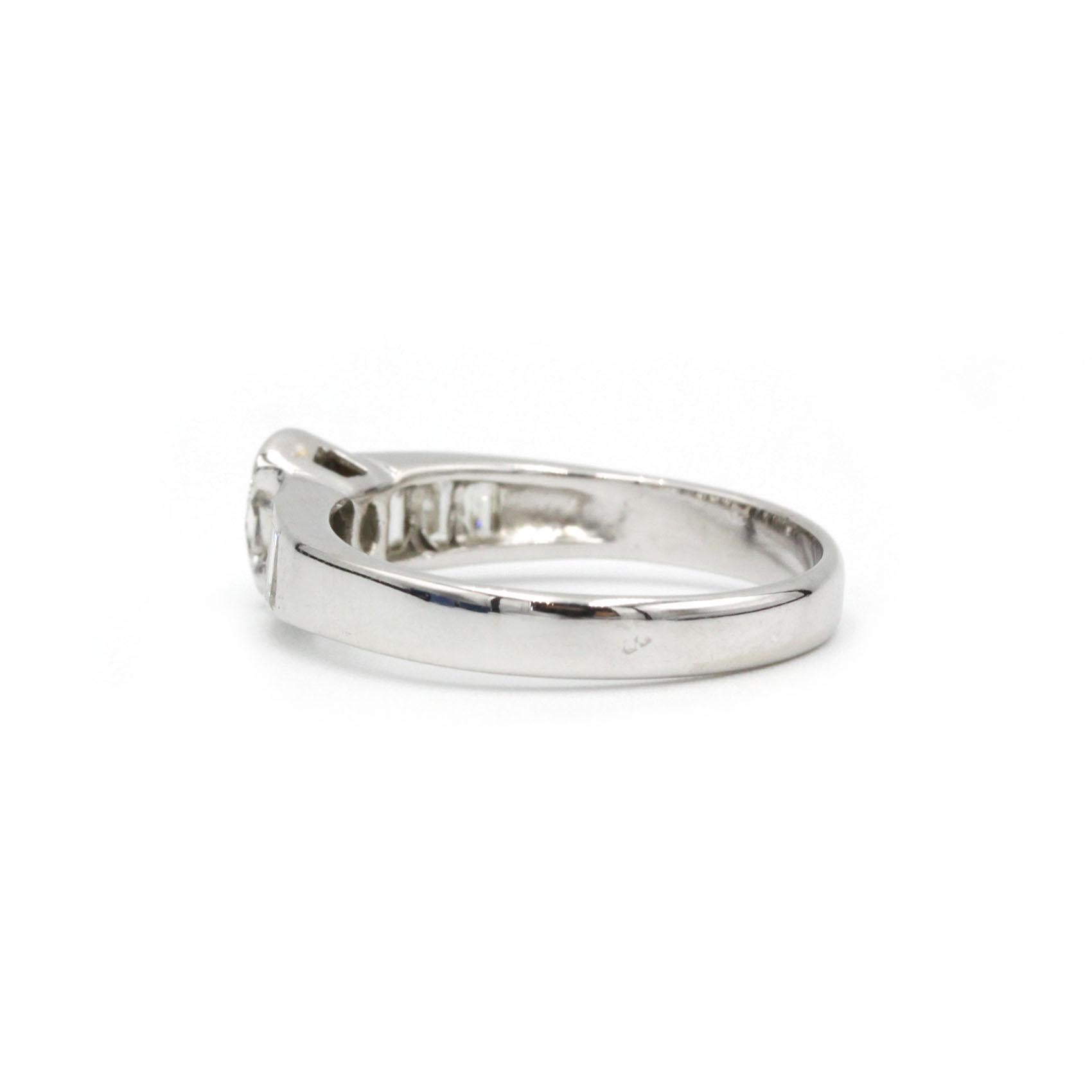 Taille ovale Bague en or blanc avec diamant ovale et pierres latérales baguettes, taille US 8 en vente