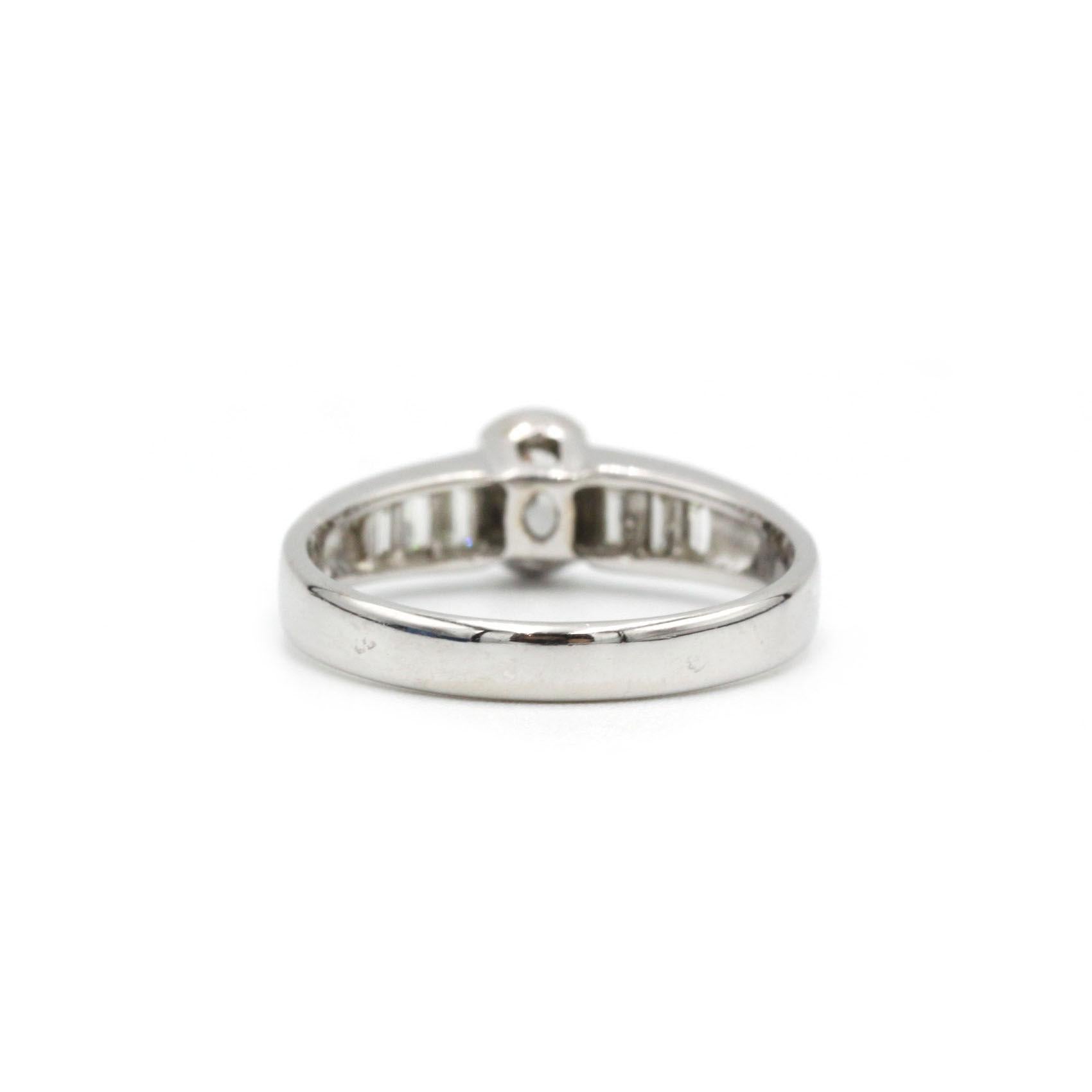 Bague en or blanc avec diamant ovale et pierres latérales baguettes, taille US 8 Bon état - En vente à MONTMORENCY, FR