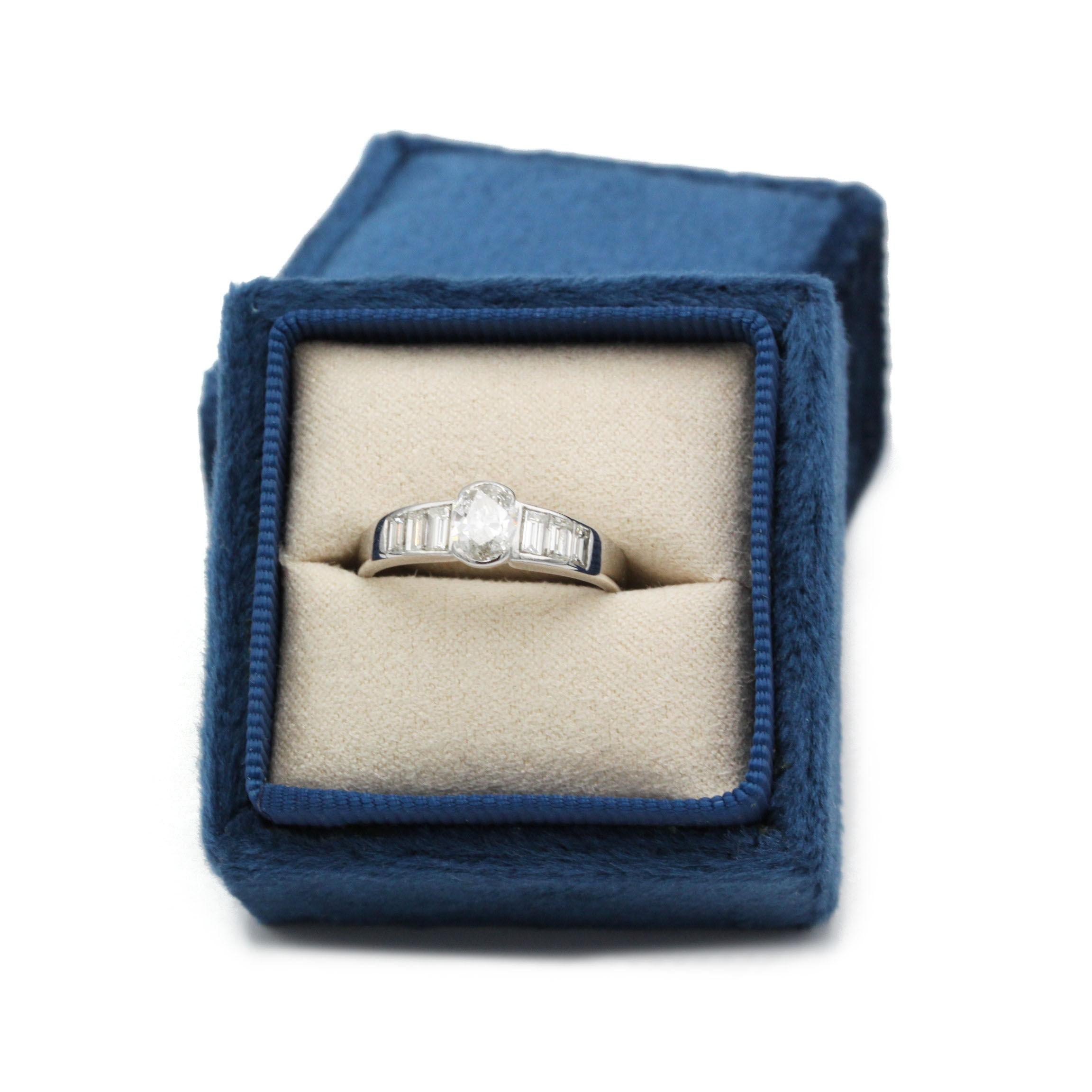 Bague en or blanc avec diamant ovale et pierres latérales baguettes, taille US 8 Pour femmes en vente