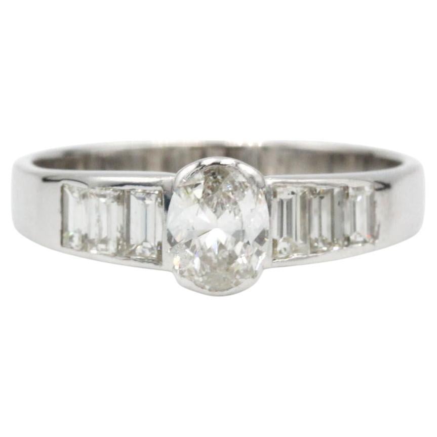 Anello con diamante ovale e pietra laterale baguette in oro bianco, misura 8