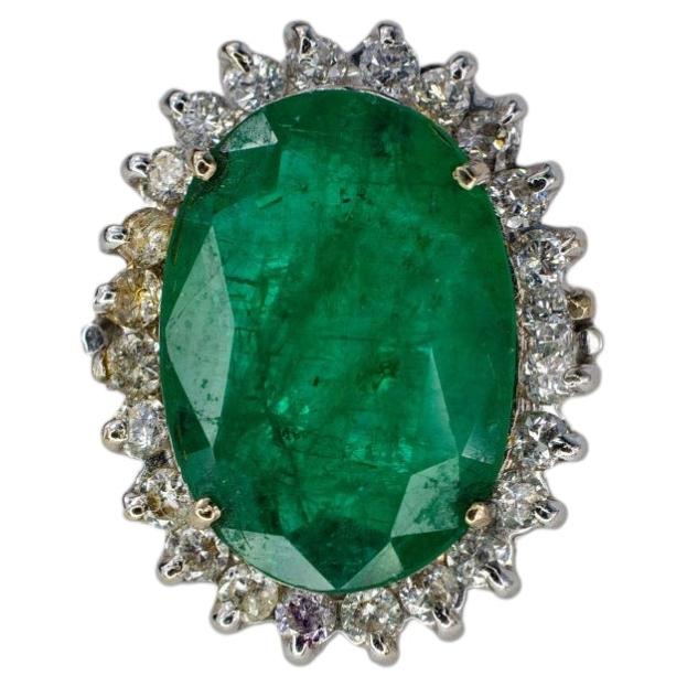 Cocktailring aus Weißgold mit ovalem Smaragd und einem Halo aus gewellten Diamanten