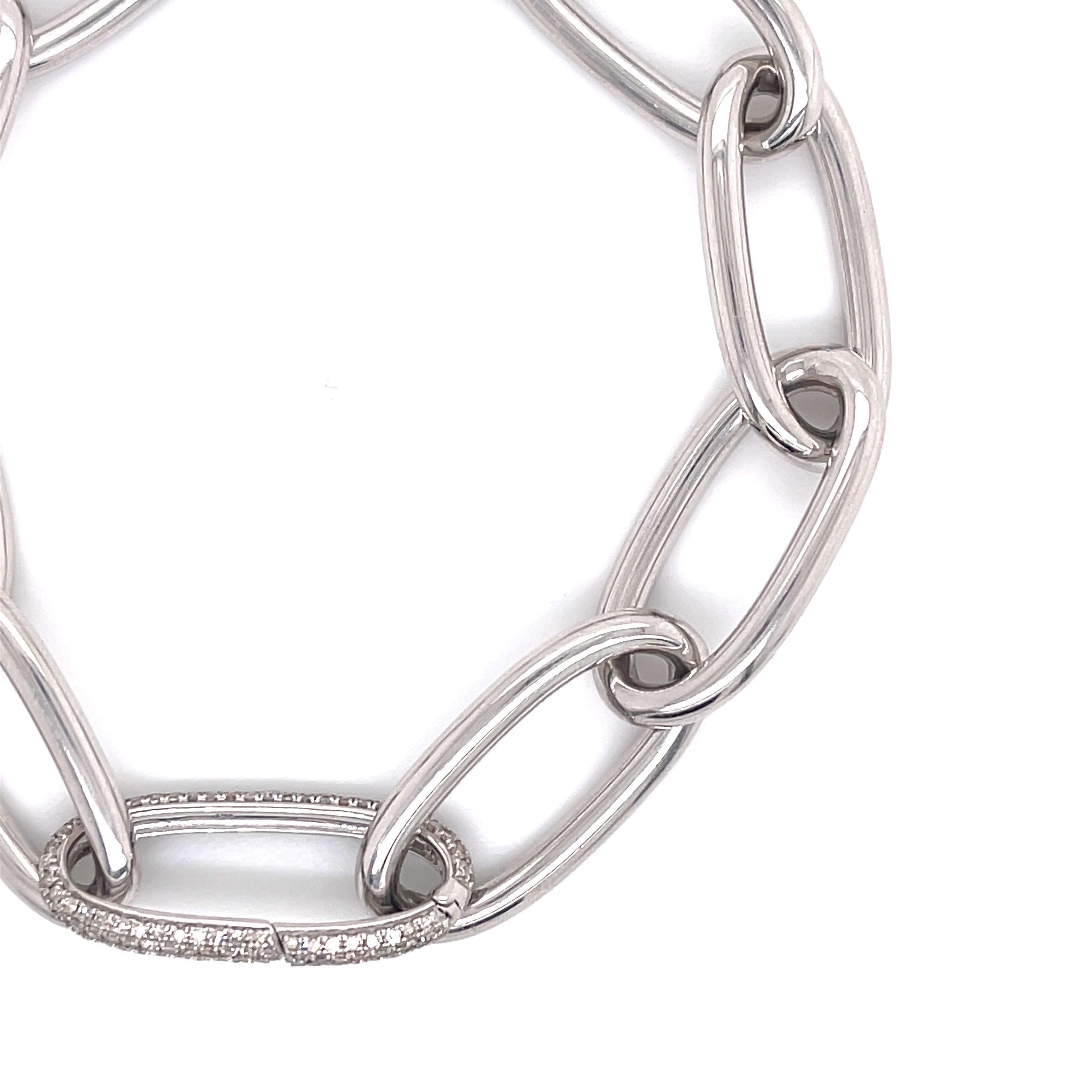Contemporain Bracelet italien ovale à maillons en forme de trombones avec fermoir en diamants en or blanc 14 carats en vente