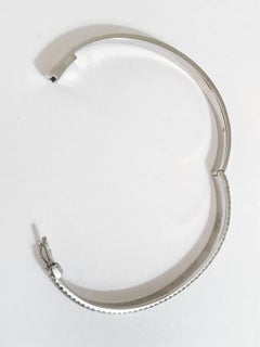 Bracelet manchette en or blanc pavé de diamants avec fermeture à charnière