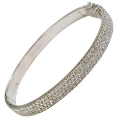 Brazalete de oro blanco con pavé de diamantes y cierre de bisagra