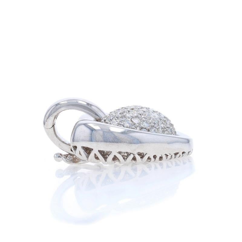 Taglio rotondo Ciondolo in oro bianco con pavé di diamanti, cuore e cluster, rotondo da 0,80 carati, con amore in vendita