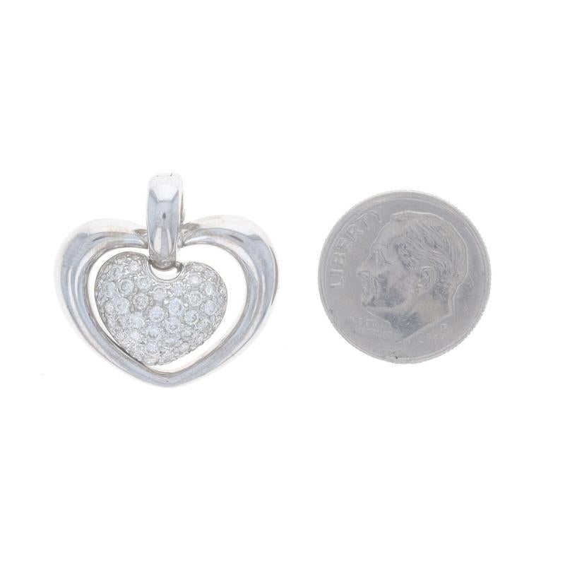 Ciondolo in oro bianco con pavé di diamanti, cuore e cluster, rotondo da 0,80 carati, con amore In condizioni ottime in vendita a Greensboro, NC