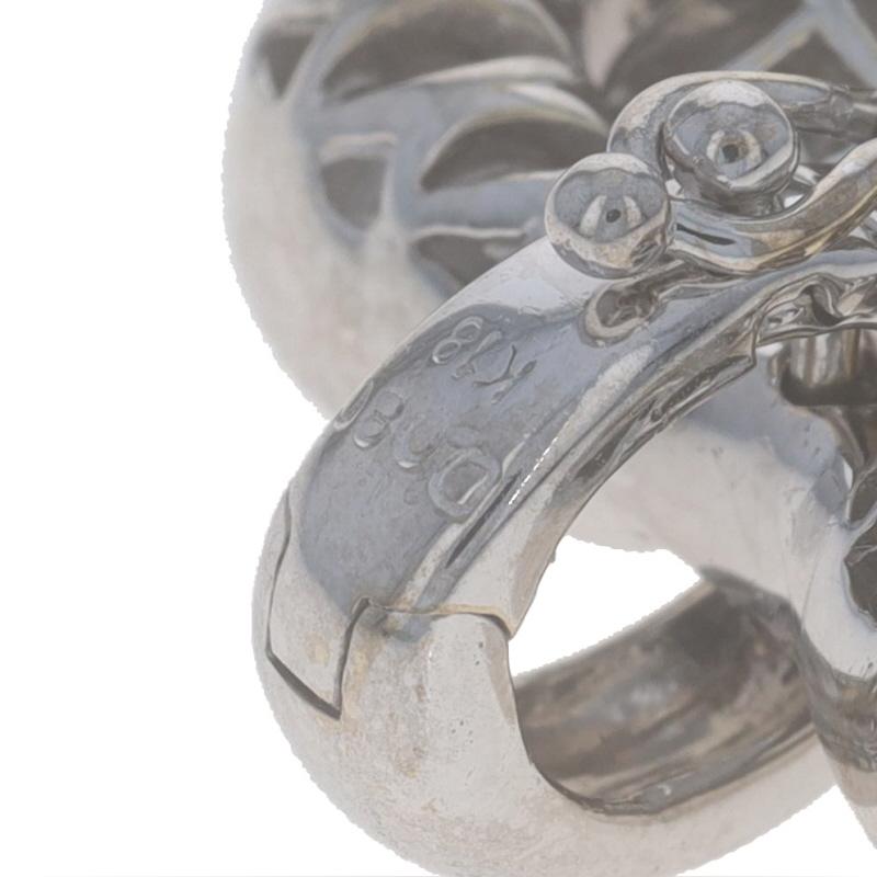 Donna Ciondolo in oro bianco con pavé di diamanti, cuore e cluster, rotondo da 0,80 carati, con amore in vendita