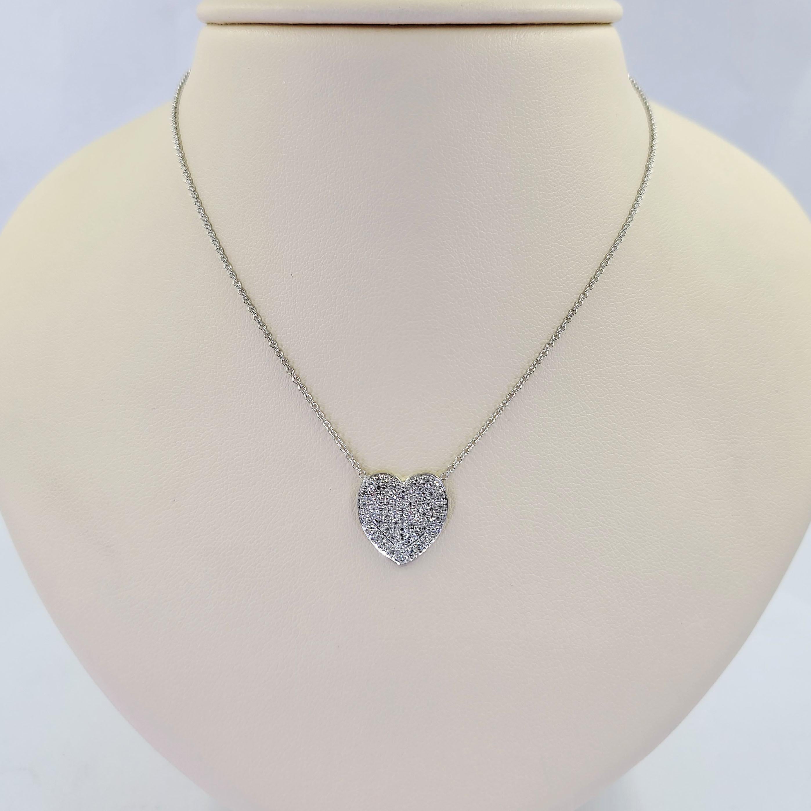 14 Karat Weißgold Pave Herz Halskette mit 60 runden Diamanten von SI Reinheit und G / H Farbe von insgesamt 0,30 Karat. 16 Zoll Länge mit Karabiner-Verschluss. Das fertige Gewicht beträgt 4,1 Gramm.