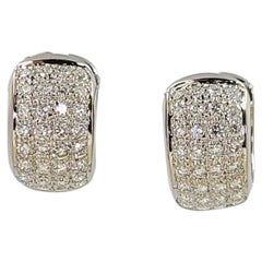 Orecchini a cerchio Huggie con pavé in oro bianco