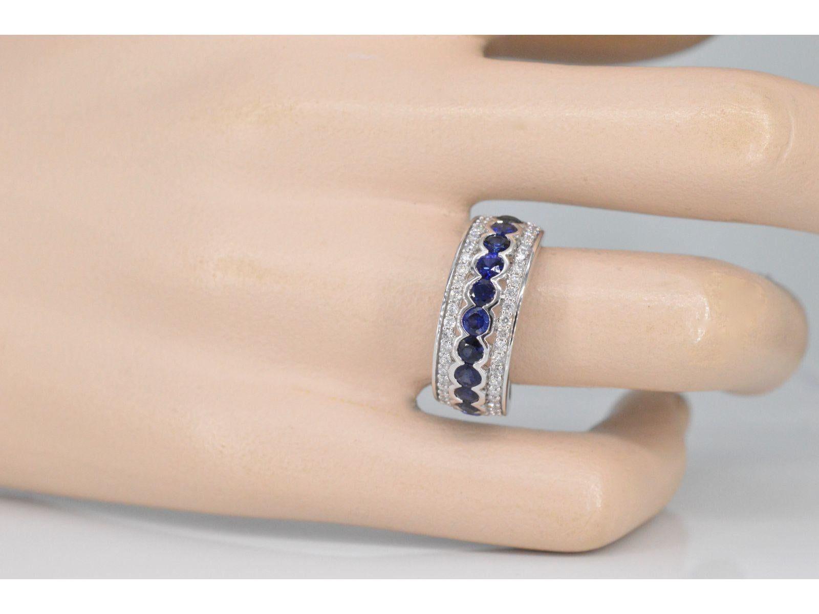 Wir präsentieren einen atemberaubenden Ring, der den Glanz von Diamanten mit dem tiefen Charme eines blauen Saphirs verbindet. Der Ring ist mit Diamanten im Brillantschliff mit einem Gesamtgewicht von 0,50 Karat besetzt. Diese Diamanten haben eine
