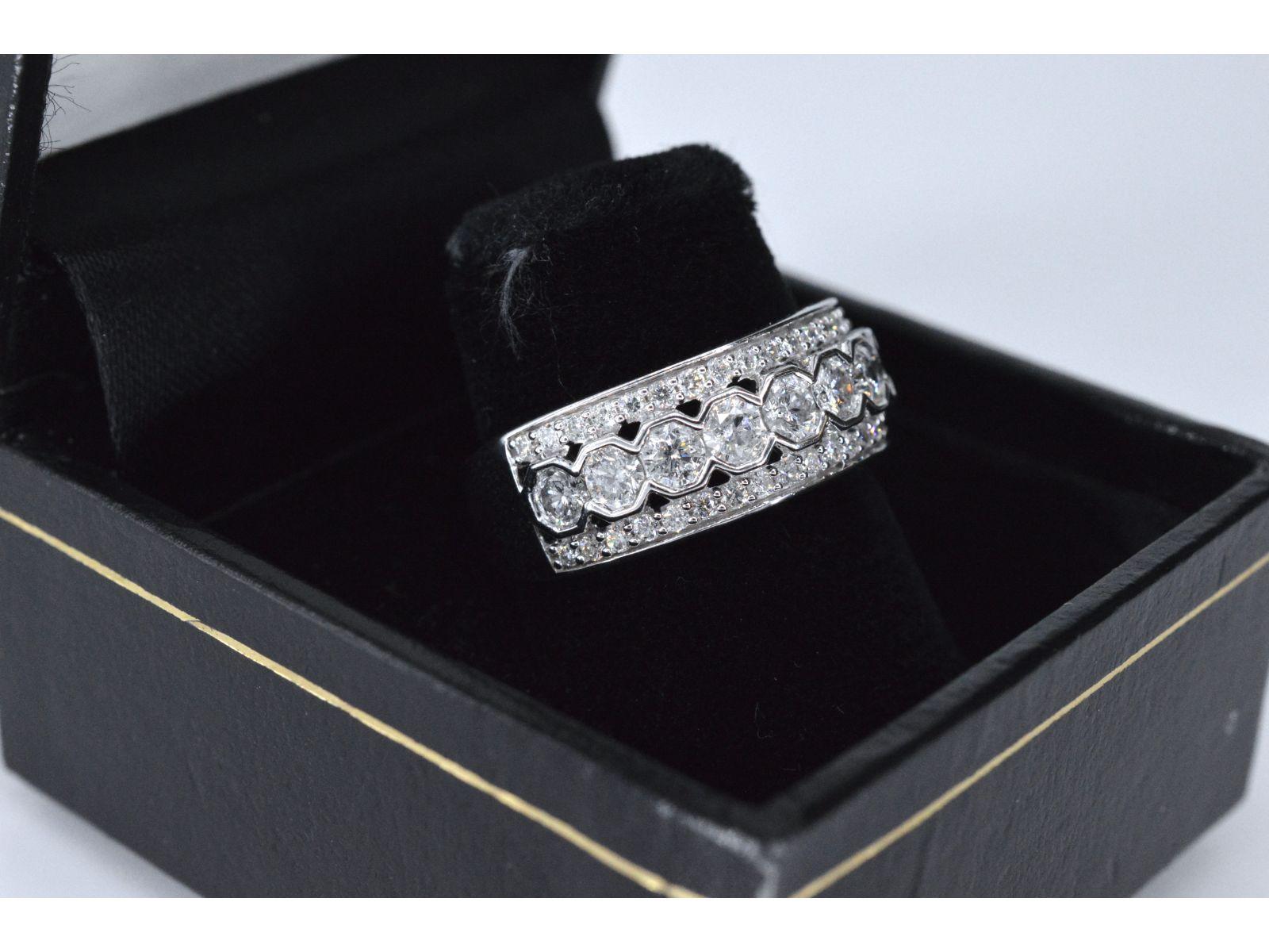 White gold pave ring with diamonds In New Condition For Sale In AMSTELVEEN, NH