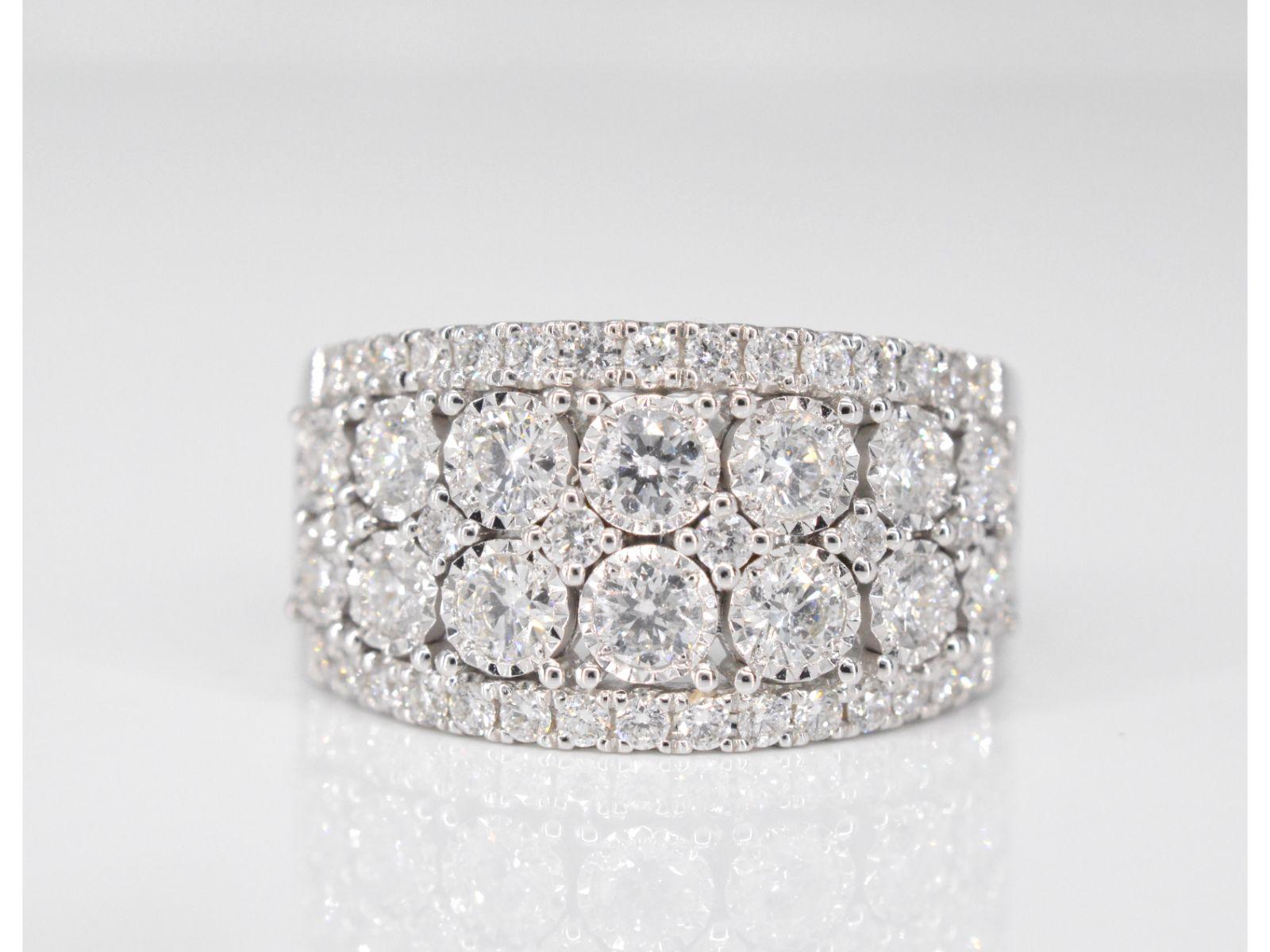 Contemporary White gold pavering with diamonds For Sale