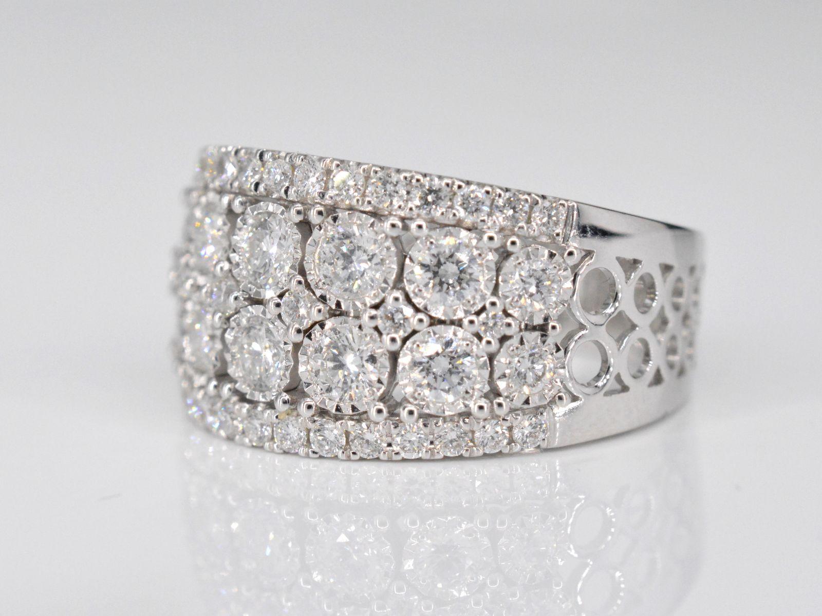 Brilliant Cut White gold pavering with diamonds For Sale