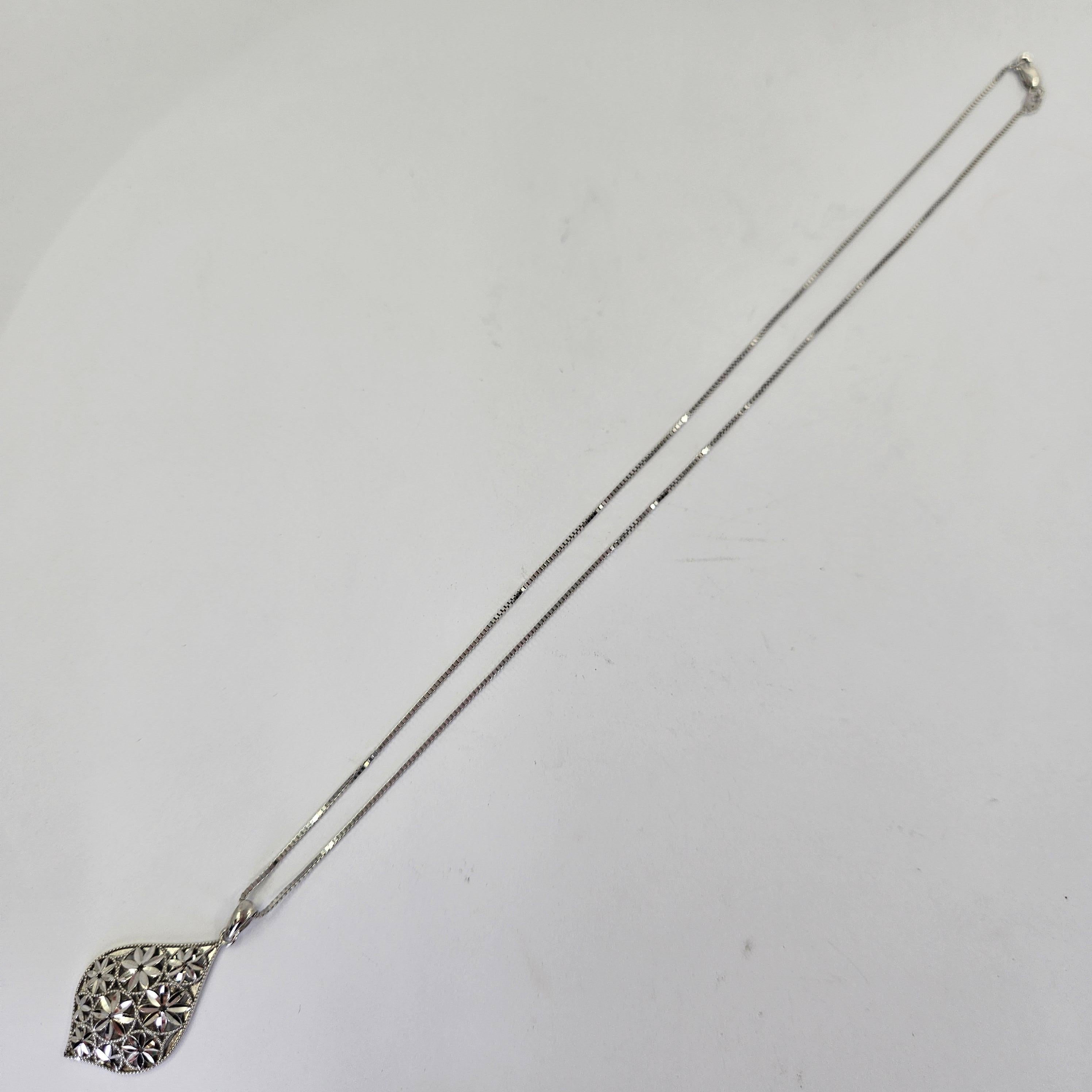 Collana con ciondolo a forma di pera in oro bianco In condizioni buone in vendita a Coral Gables, FL