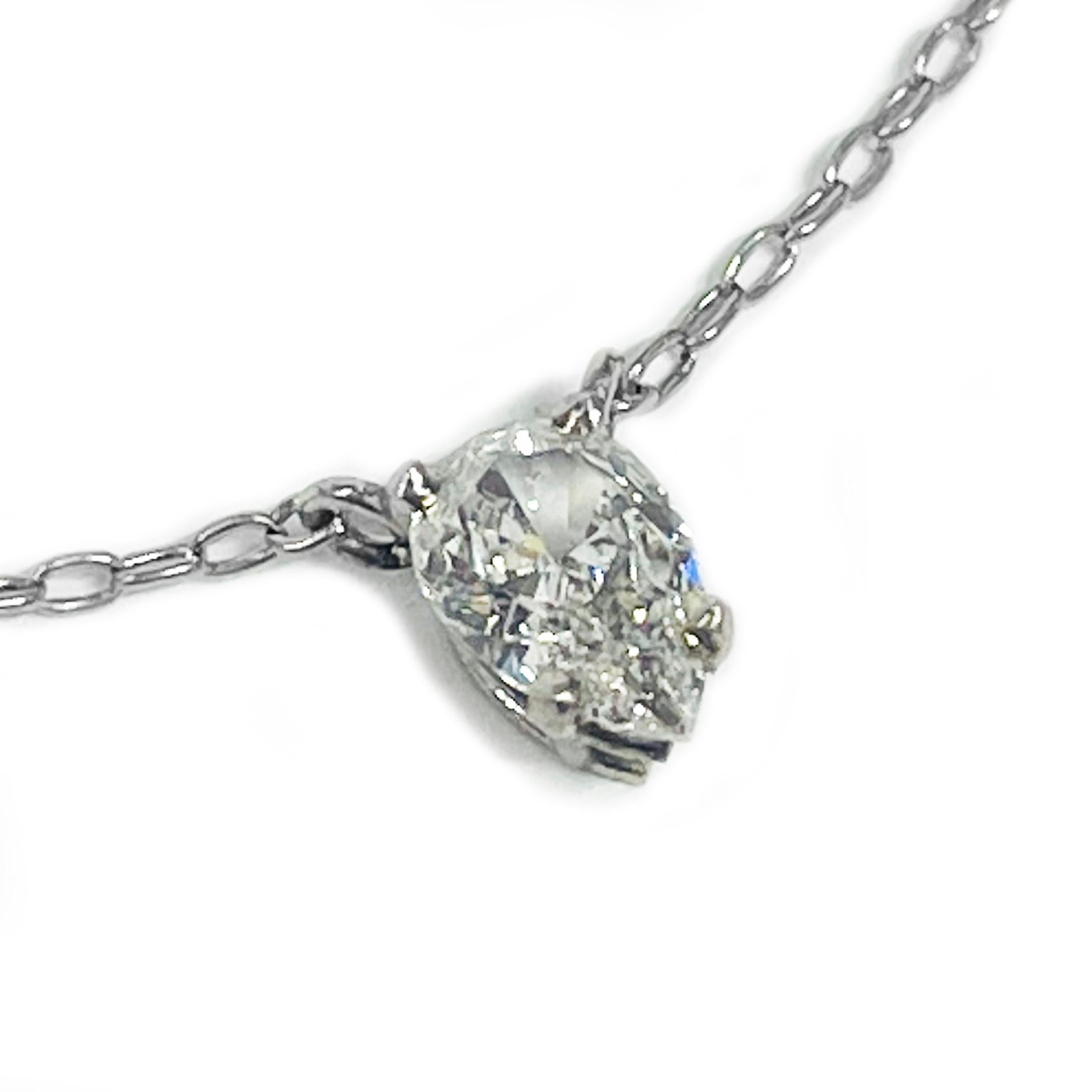 Collier pendentif solitaire en or blanc 14 carats, diamant en forme de poire, 0,34ct. Le pendentif en forme de poire est serti de quatre griffes sur une monture à double panier. Le diamant mesure 5 x 3,85 x 2,8 mm pour un poids total de 0,34 carat.