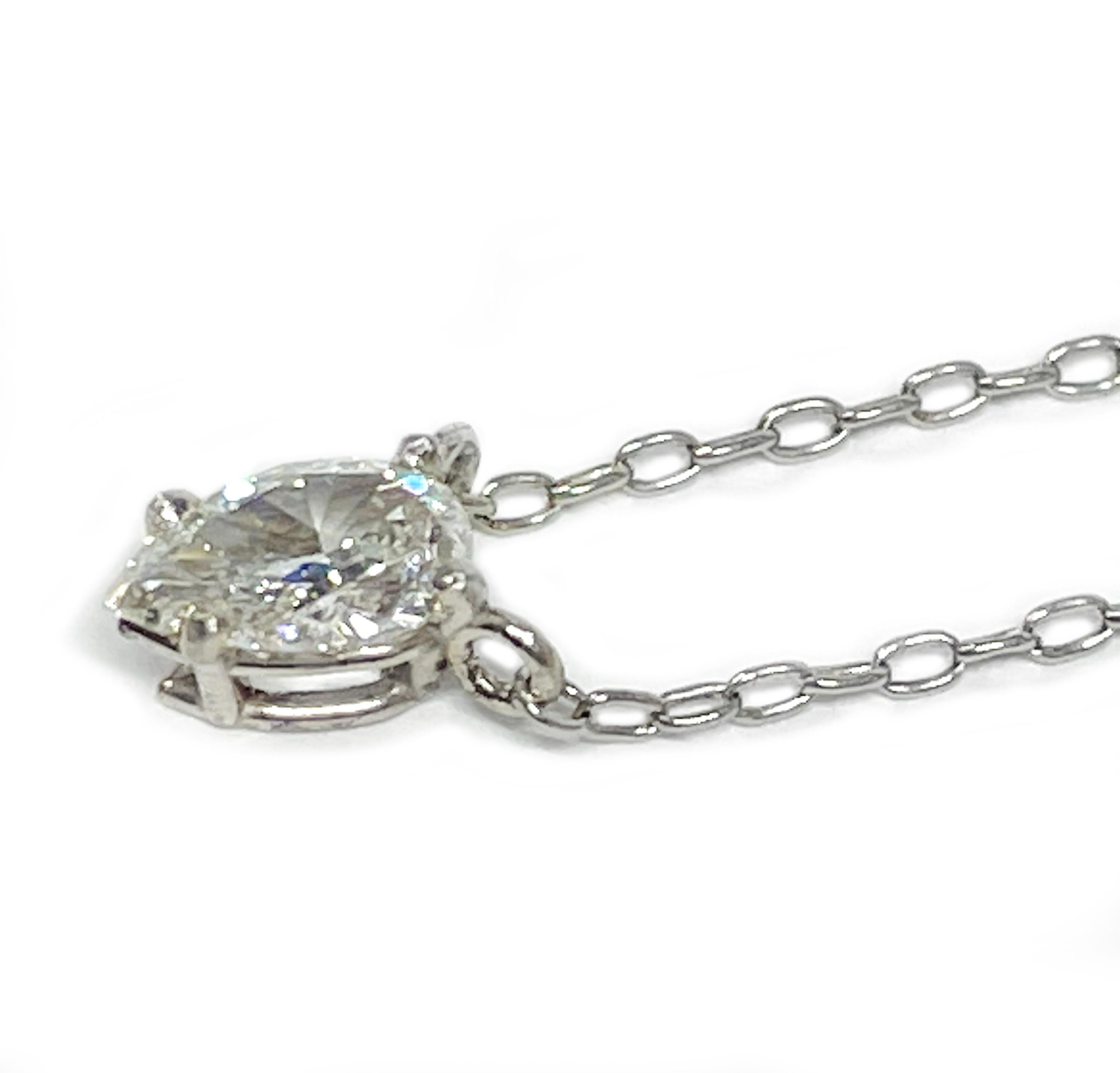 Moderne Collier solitaire en or blanc en forme de poire, 0,34 carat en vente