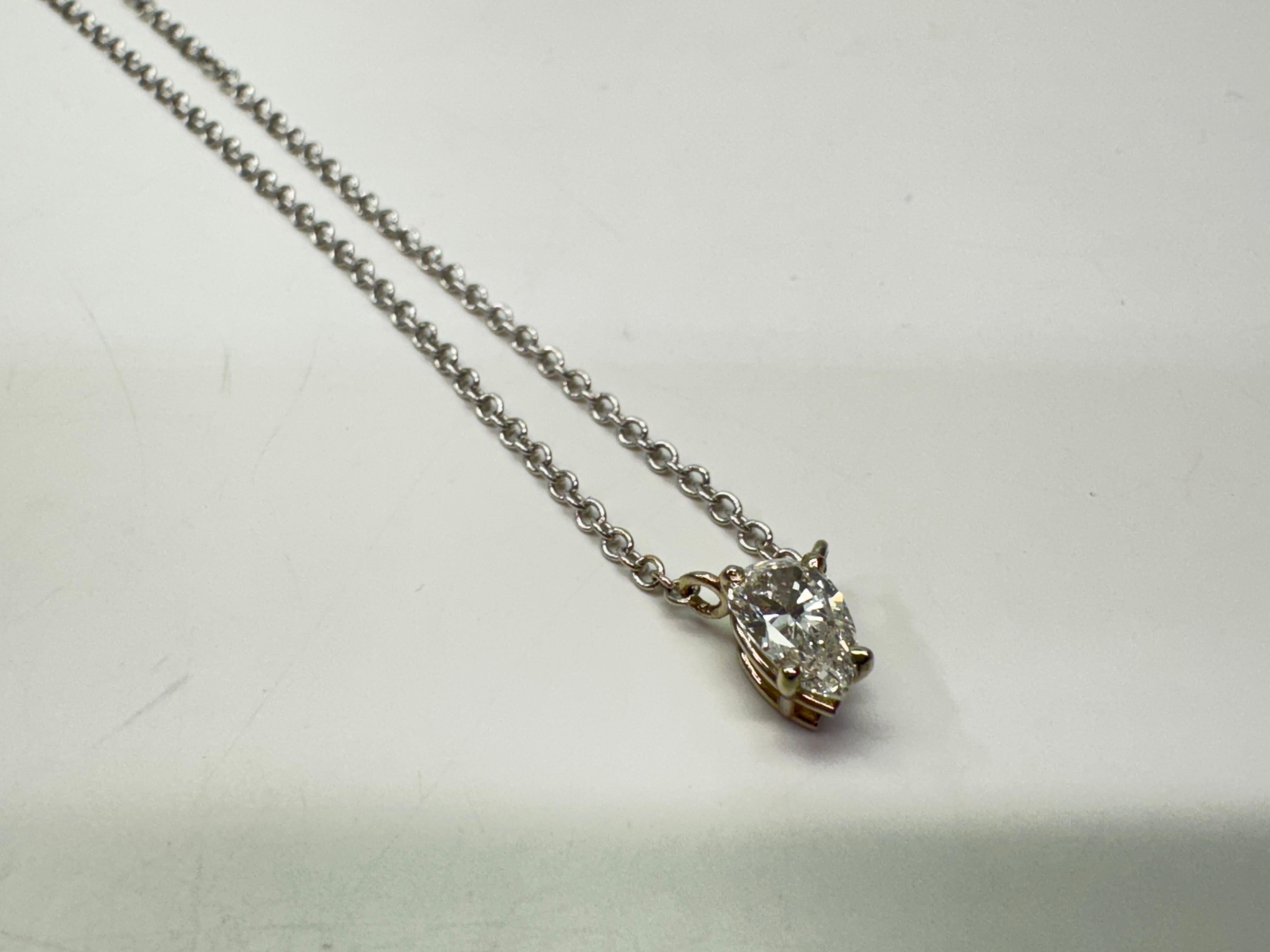 Collier solitaire en or blanc en forme de poire, 0,34 carat Unisexe en vente