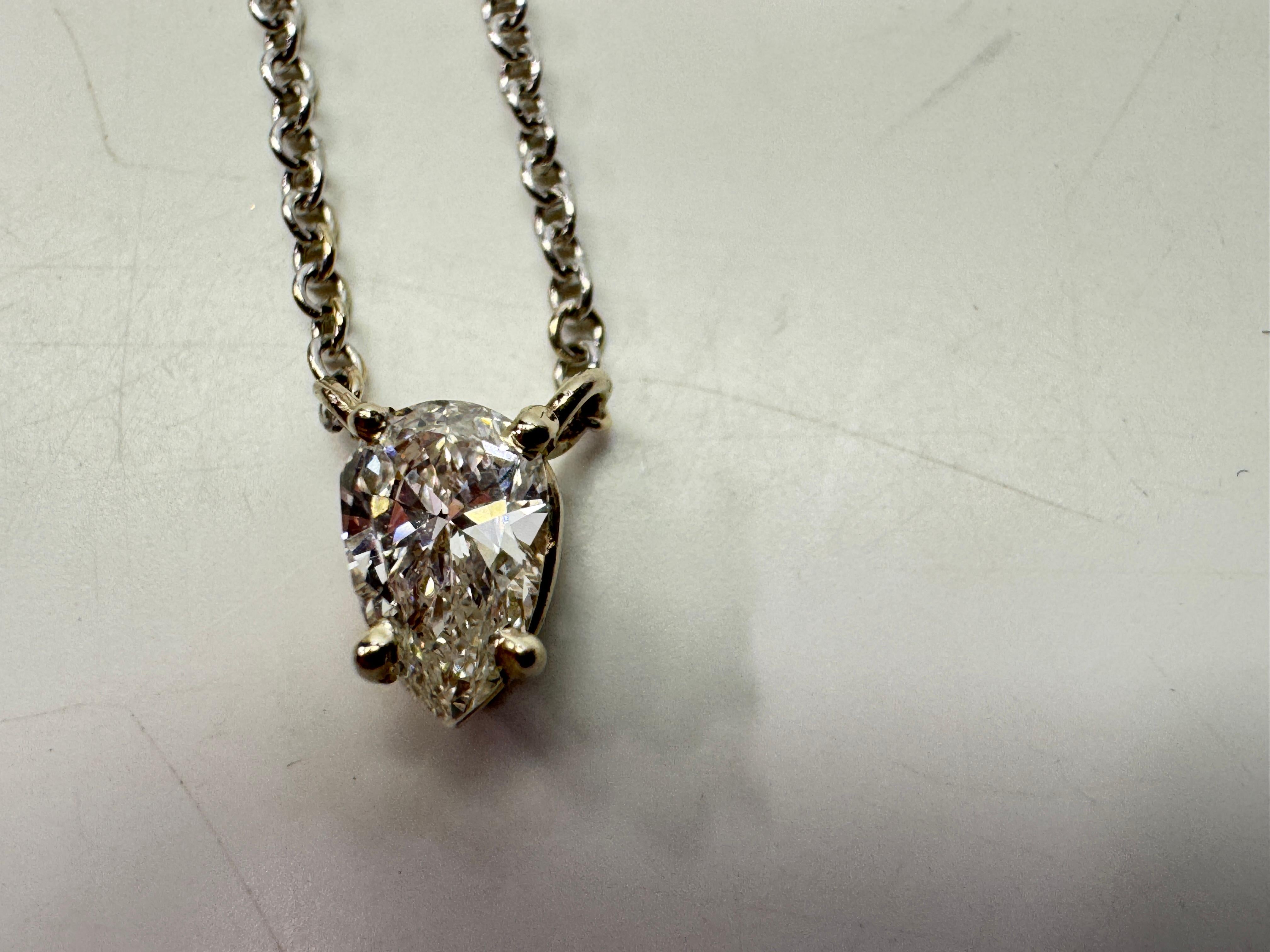 Collier solitaire en or blanc en forme de poire, 0,34 carat en vente 2