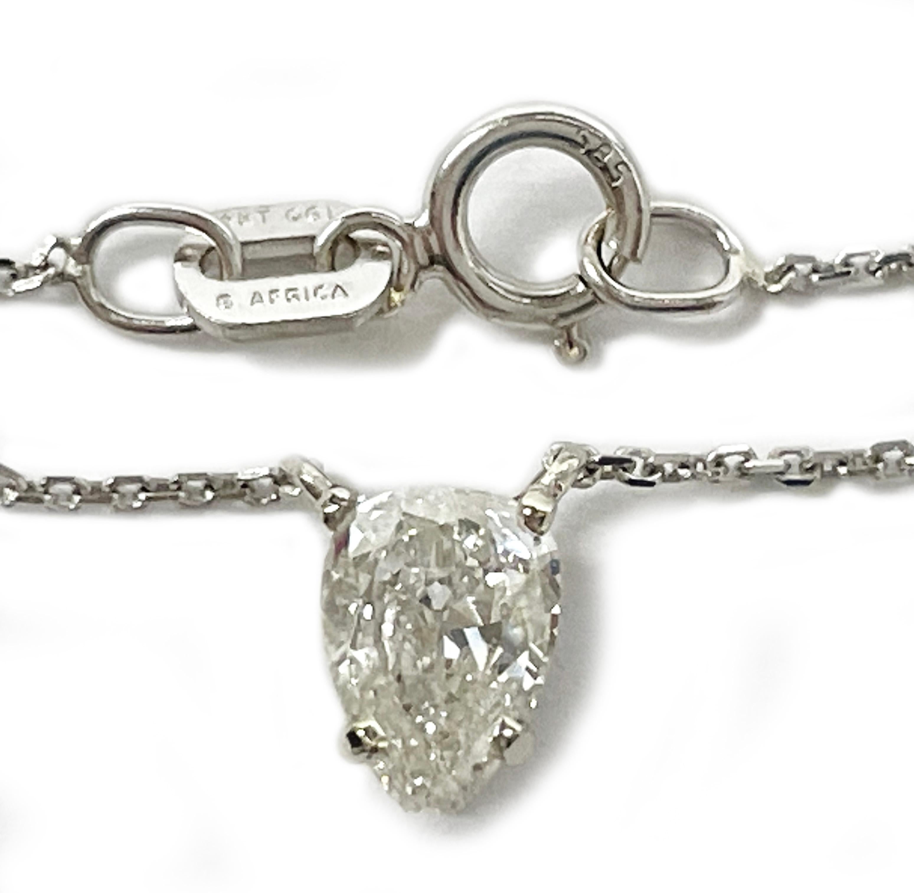 Collar Colgante Solitario de Diamantes en Forma de Pera de Oro Blanco de 14 Kilates, 0,35 ct. El colgante en forma de pera está engastado con cuatro garras en un engaste de cesta doble. El diamante mide 6 x 3,70 x 2,32 mm, con un peso total en