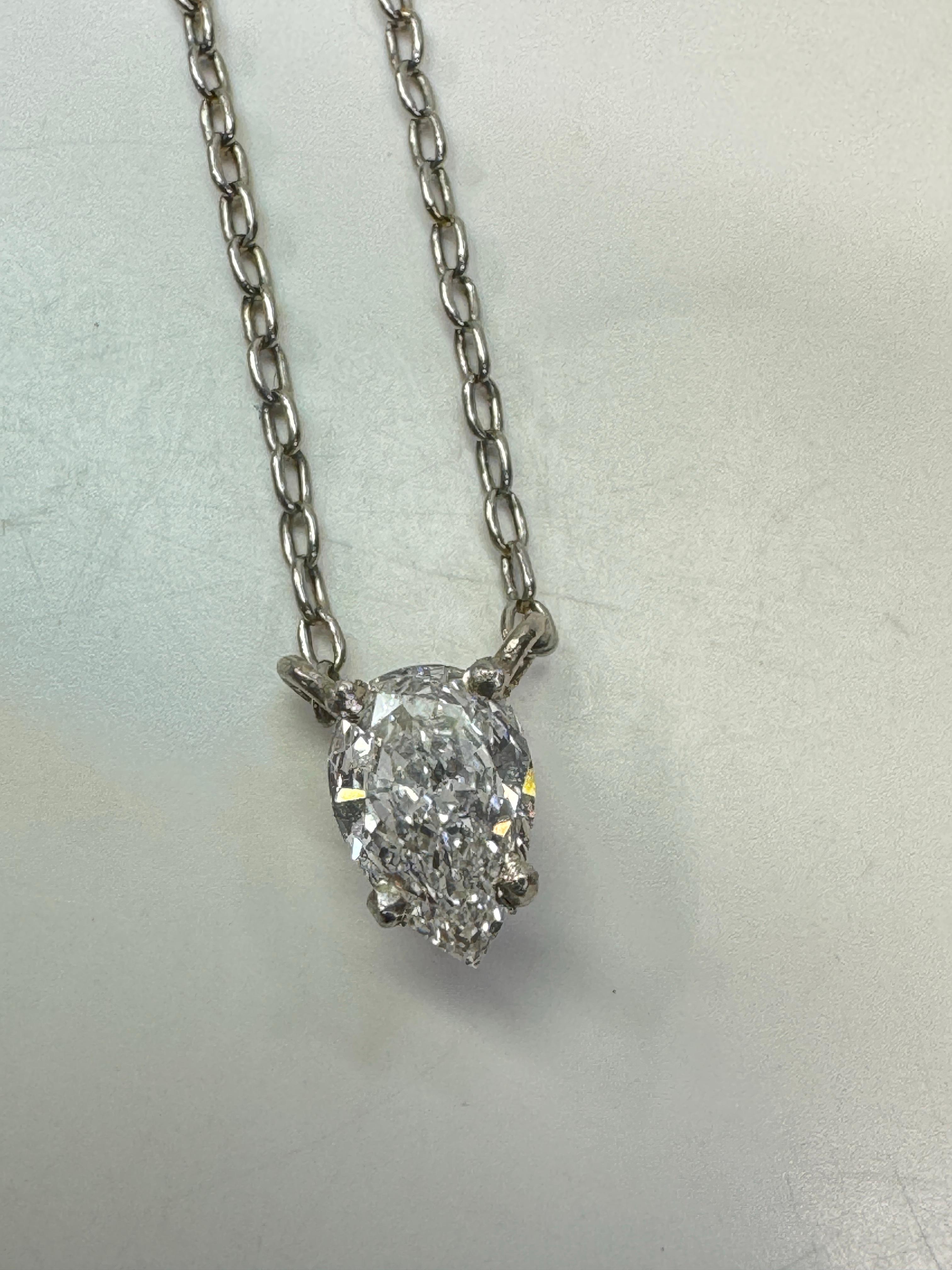 Collar Colgante Solitario de Diamantes en Forma de Pera de Oro Blanco, 0.35ct en Bueno estado para la venta en Palm Desert, CA