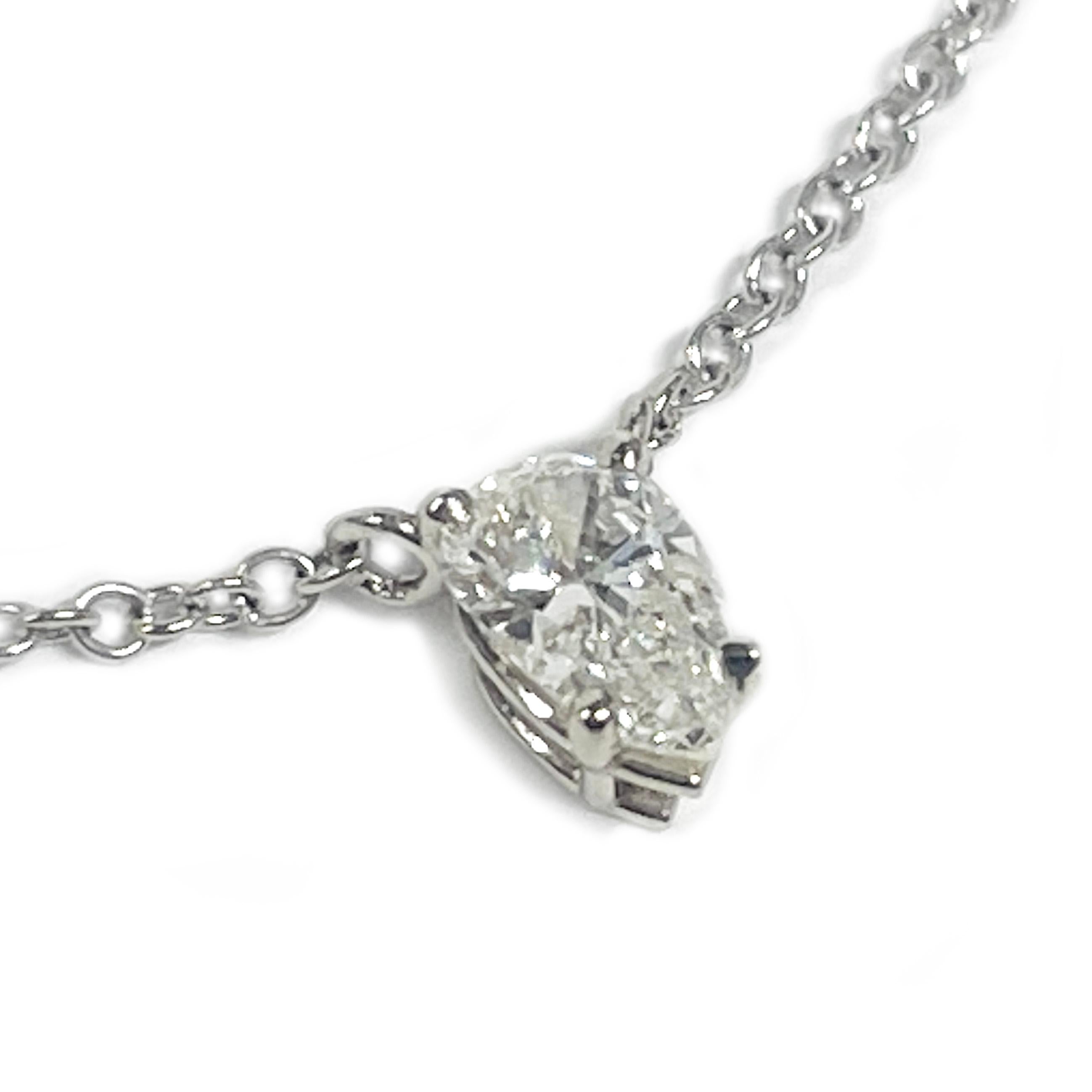 Collar Colgante Solitario de Diamantes en Forma de Pera de Oro Blanco de 14 Kilates, 0,38ct. El colgante en forma de pera está engastado con cuatro garras en un engaste de cesta doble. El diamante mide 6,15 mm x 4,38 x 2,15 mm, con un peso total en