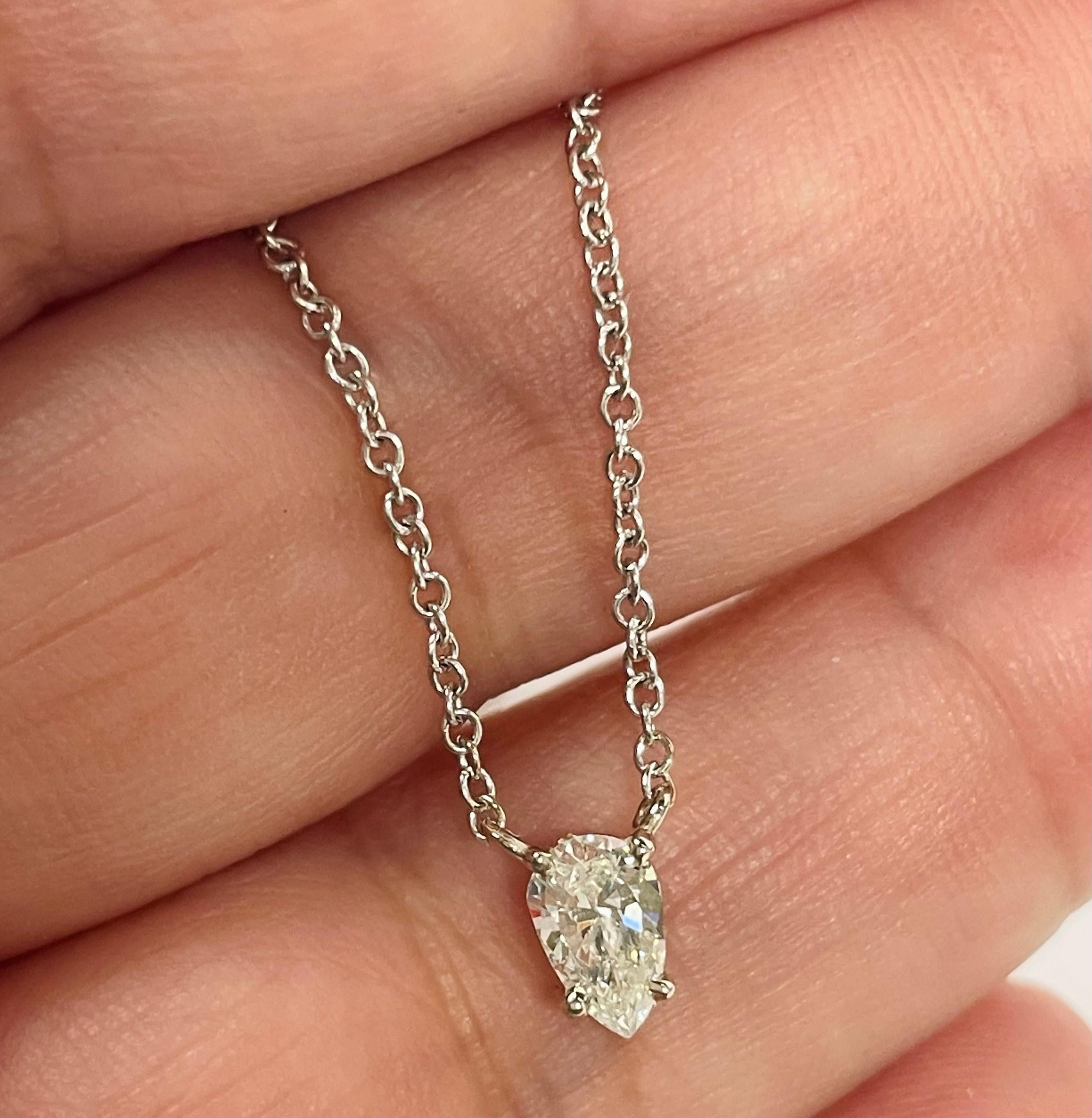 Collar Colgante Solitario de Diamantes en Forma de Pera de Oro Blanco, 0.38ct en Bueno estado para la venta en Palm Desert, CA