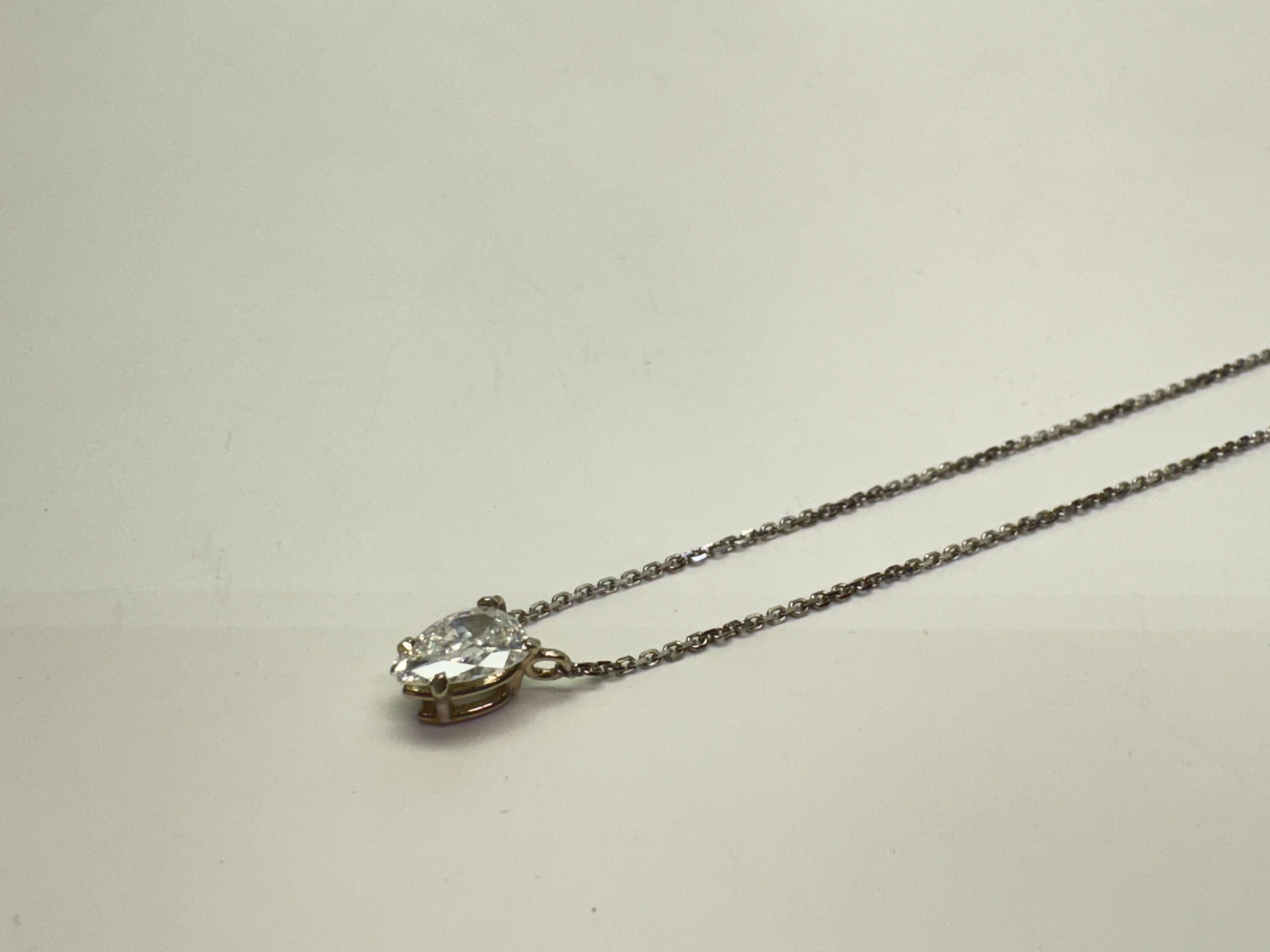 Femenino o masculino Collar Colgante Solitario de Diamantes en Forma de Pera de Oro Blanco, 0.38ct en venta