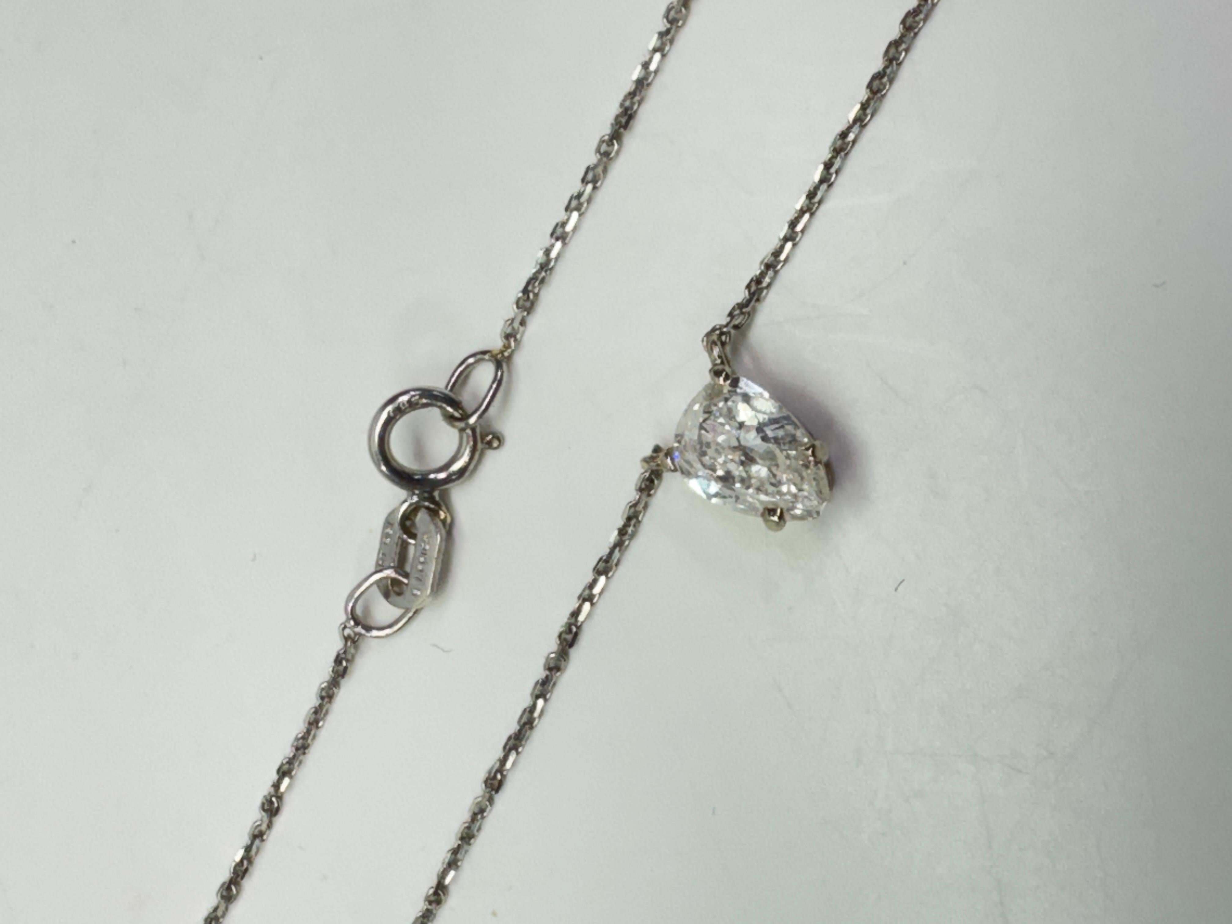 Collar Colgante Solitario de Diamantes en Forma de Pera de Oro Blanco, 0.38ct en venta 1