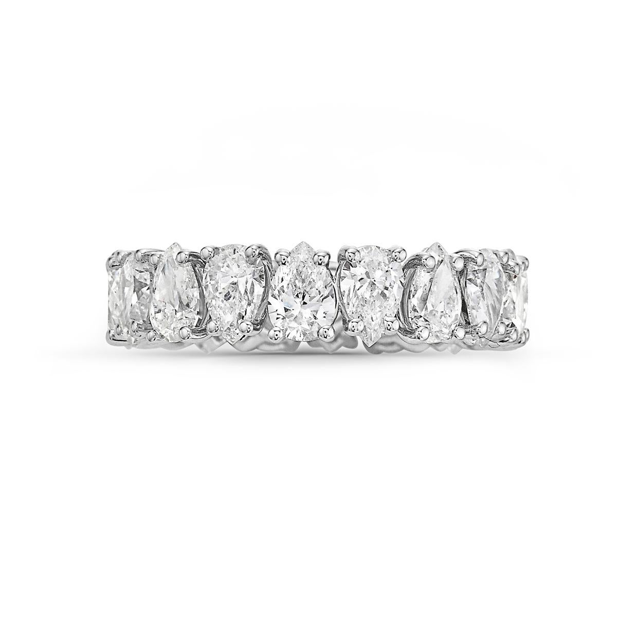 Cet anneau d'éternité en diamant présente 18 diamants F VVS en forme de poire pesant environ 4,25 carats, sertis dans de l'or blanc 18k. Taille 5. 