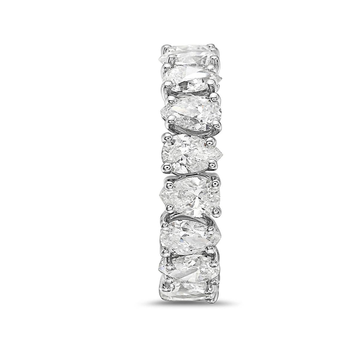 Anneau d'éternité en or blanc avec diamants en forme de poire Neuf - En vente à New York, NY