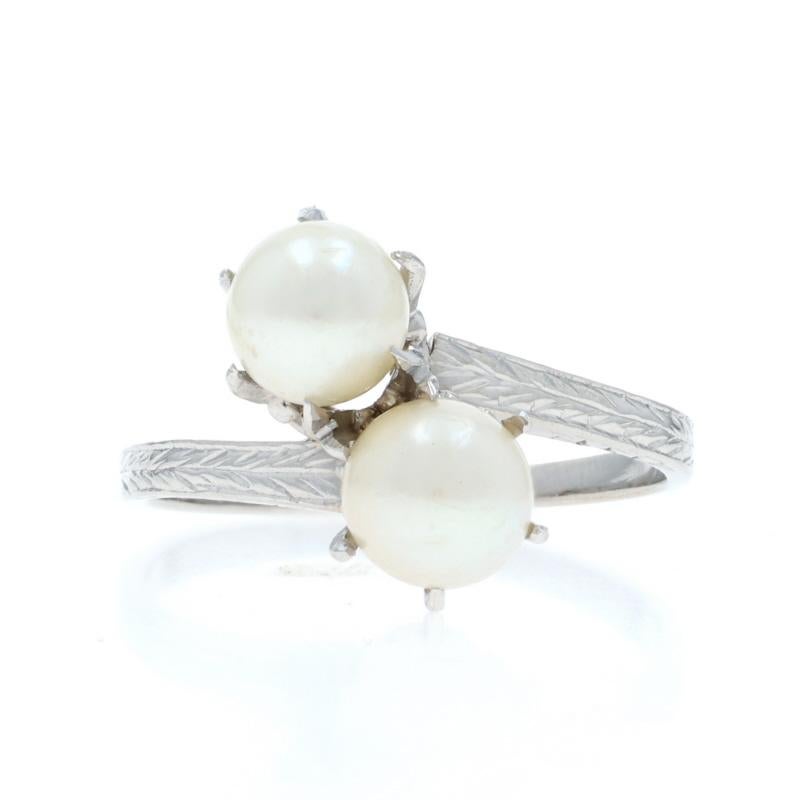 Dimensione: 7
Tassa sulle taglie: Up 3 taglie per $40 o Down 2 taglie per $40

Epoca: Art Déco

Contenuto del metallo: Oro bianco 14k

Informazioni su A. Stone

Perle coltivate

Stile: Bypass a due pietre

Misure

Altezza della faccia (da nord a