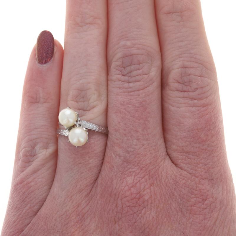 Perlina Anello Bypass a due pietre in oro bianco con perle Art Deco - 14k in vendita