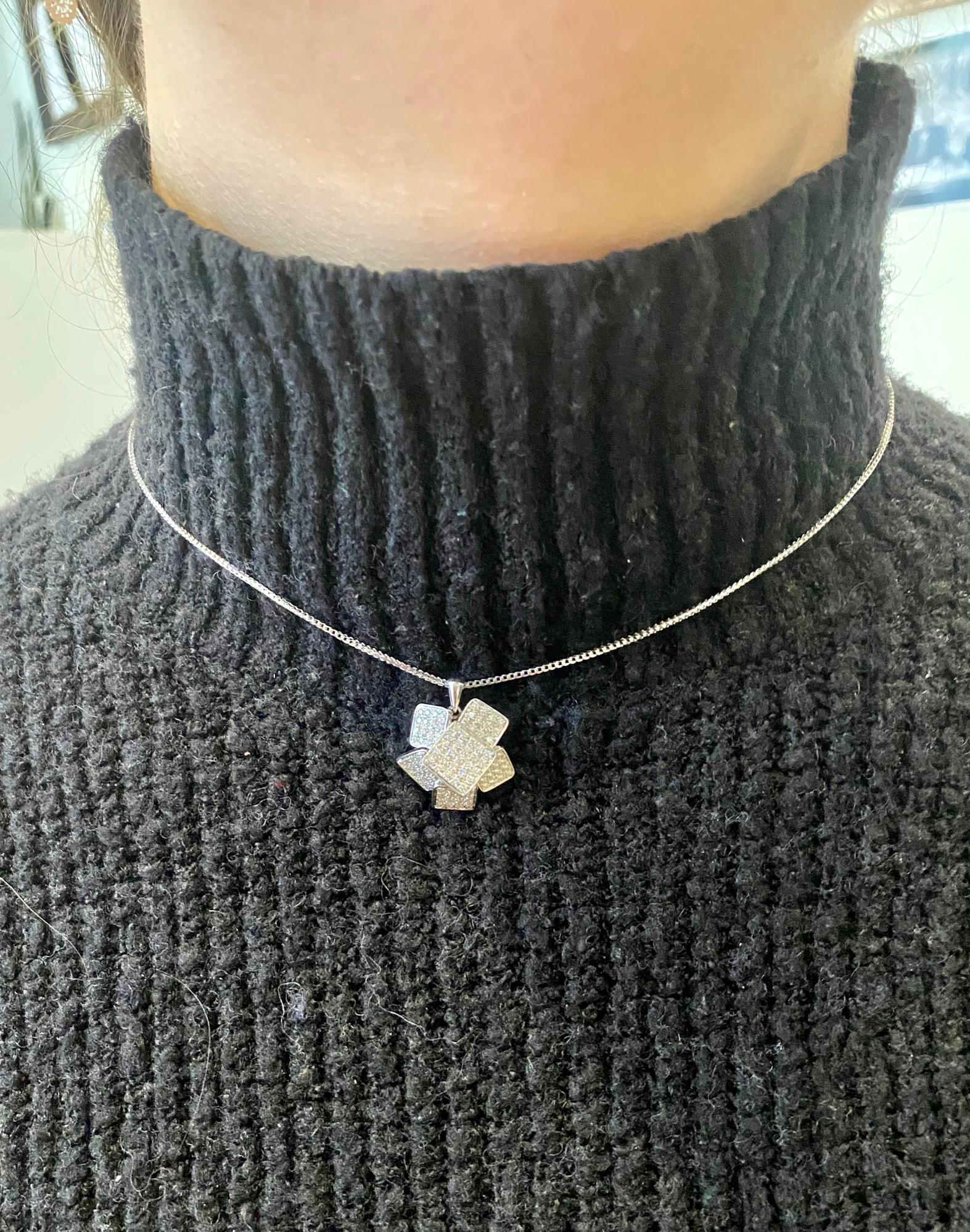 Ciondolo in oro bianco con 107 diamanti e una collana in vendita 4