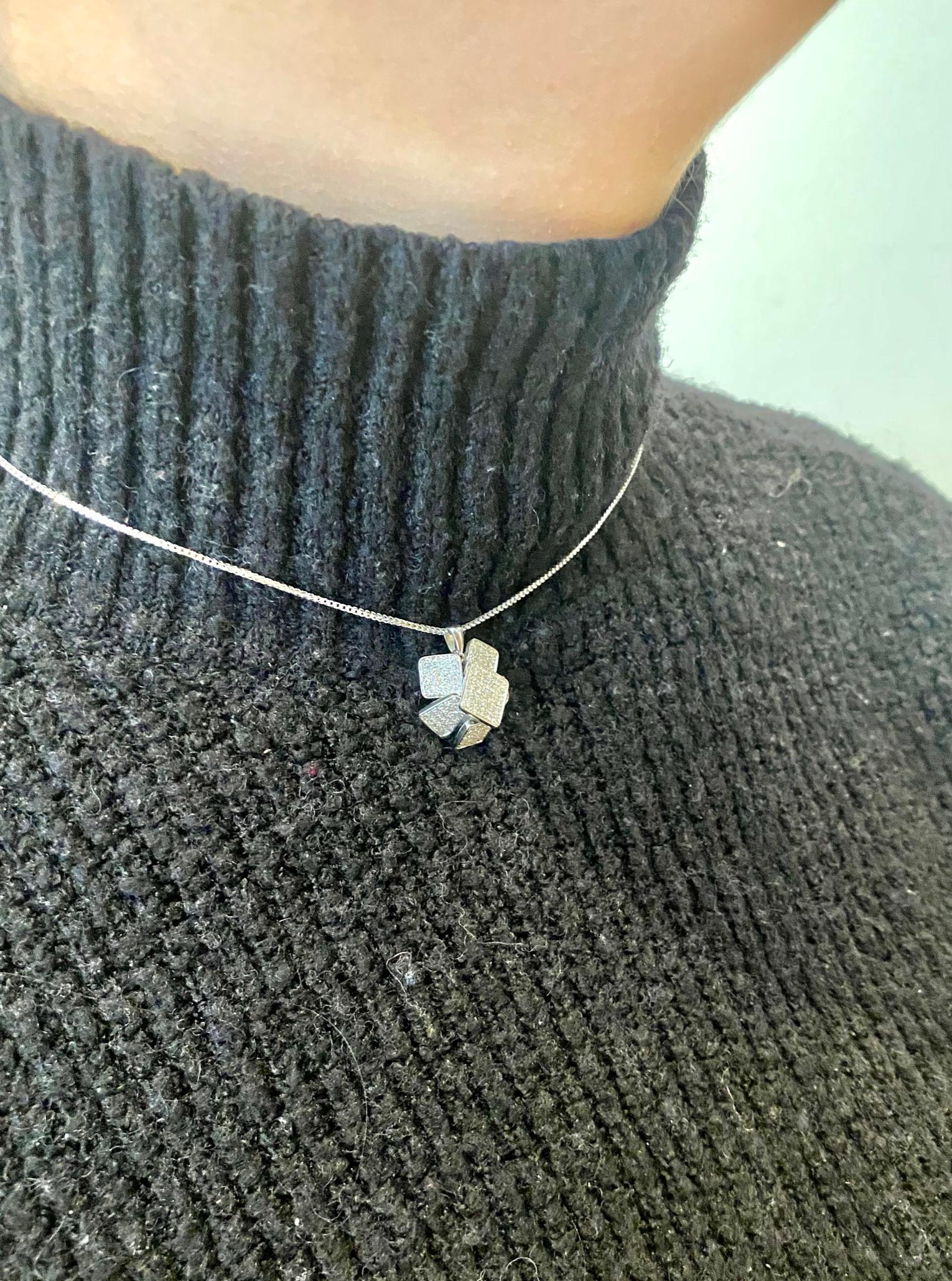 Ciondolo in oro bianco con 107 diamanti e una collana in vendita 5