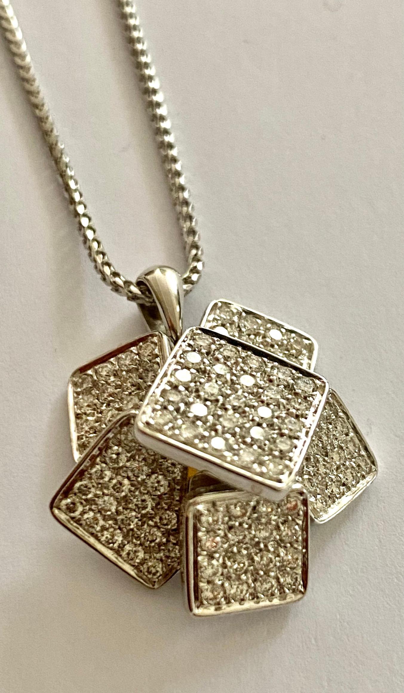 Taglio brillante Ciondolo in oro bianco con 107 diamanti e una collana in vendita