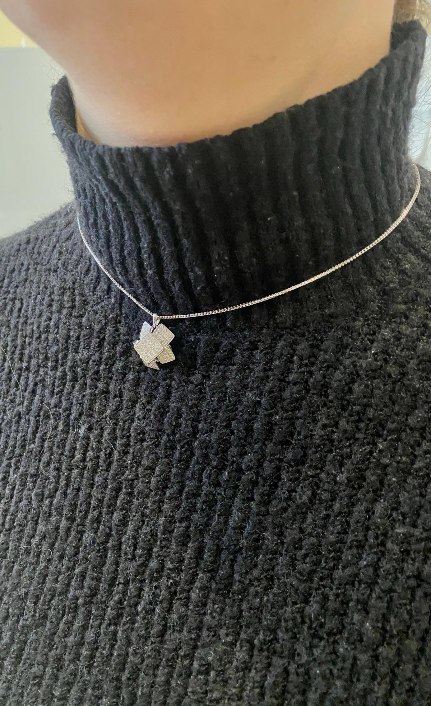 Ciondolo in oro bianco con 107 diamanti e una collana in vendita 3