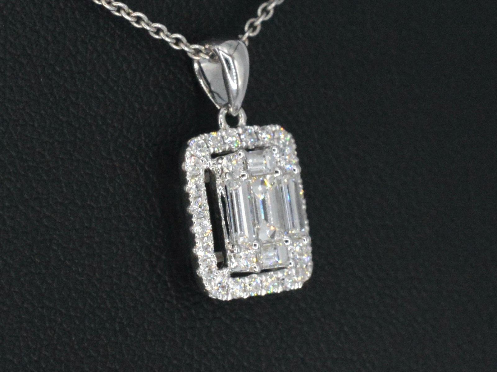 Baguette Cut White gold pendant with diamonds and emerald shape in the middle For Sale