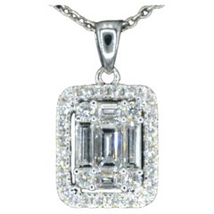 Pendentif en or blanc avec diamants et forme d'émeraude au milieu