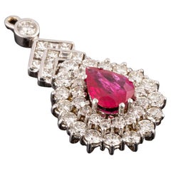 Cocktail-Anhänger aus Gold mit tropfenförmigem Rubin und 40 Diamanten