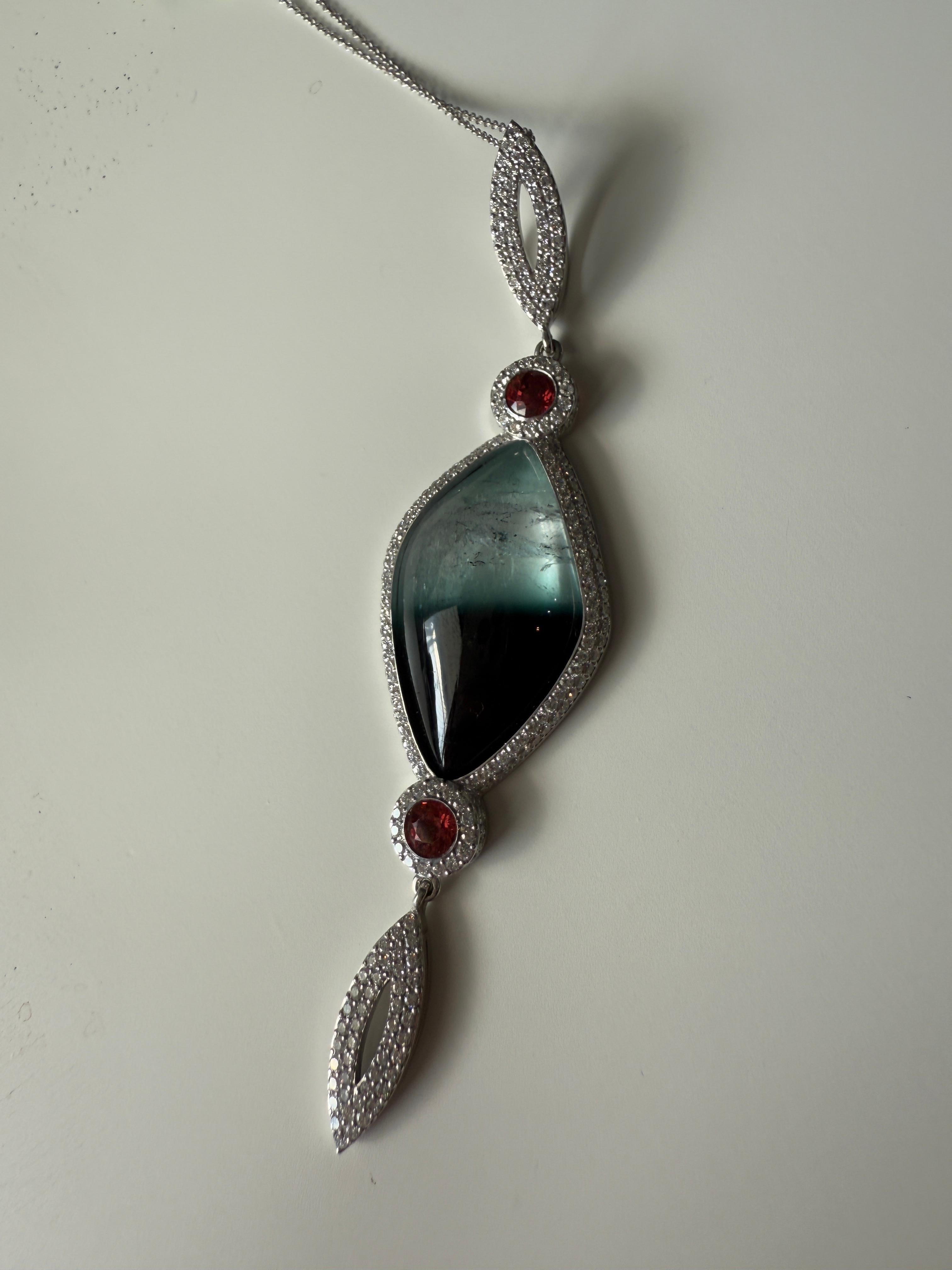 Ciondolo in oro bianco con diamante bianco, zaffiro rosso e tormalina cabochon In condizioni Nuovo in vendita a ประเวศ, TH