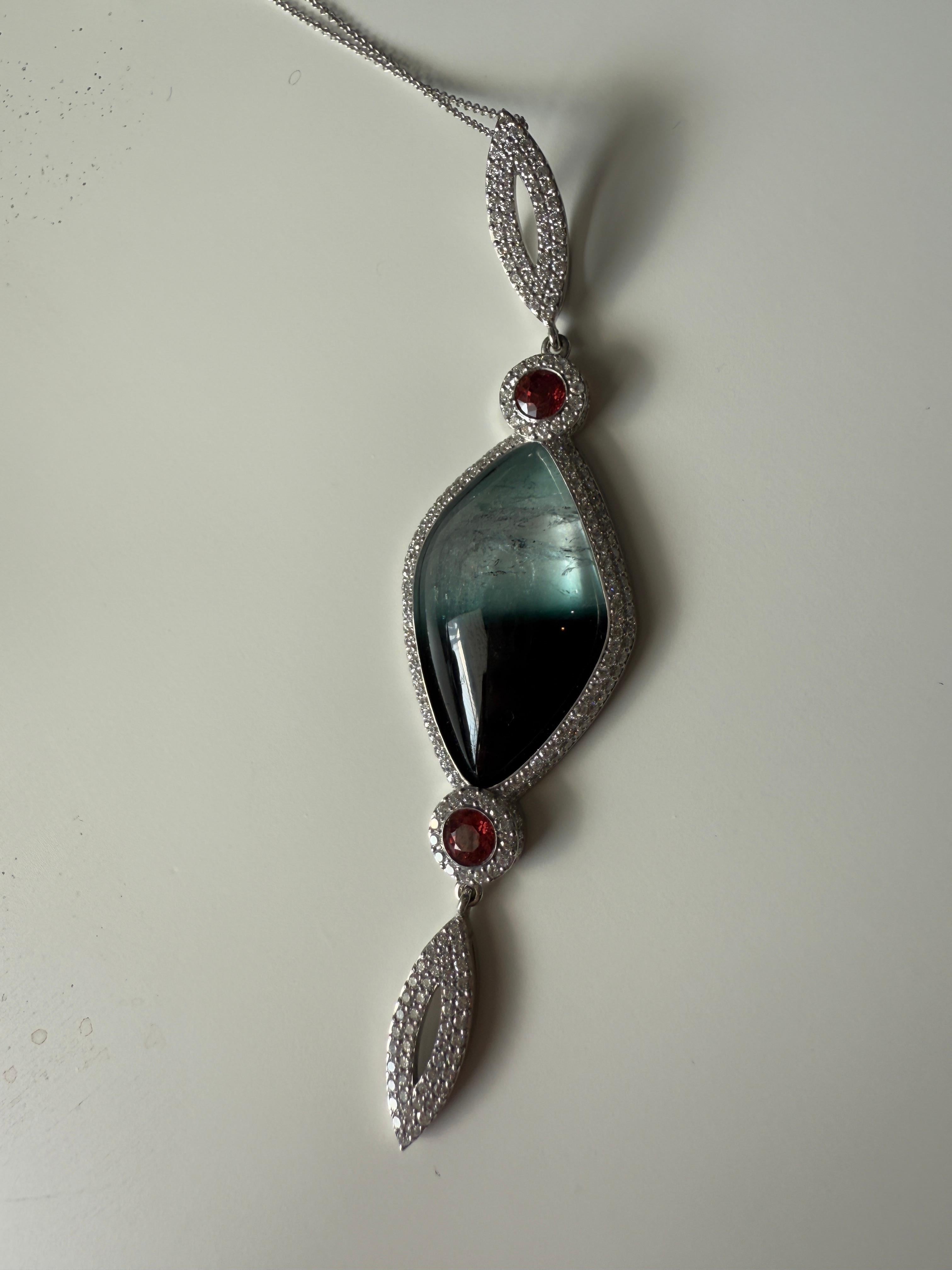 Donna Ciondolo in oro bianco con diamante bianco, zaffiro rosso e tormalina cabochon in vendita
