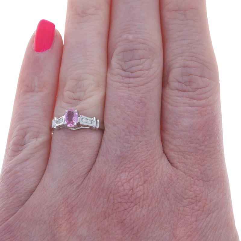 Taglio ovale Anello con diamante e zaffiro rosa in oro bianco - 10k Oval .65ctw in vendita