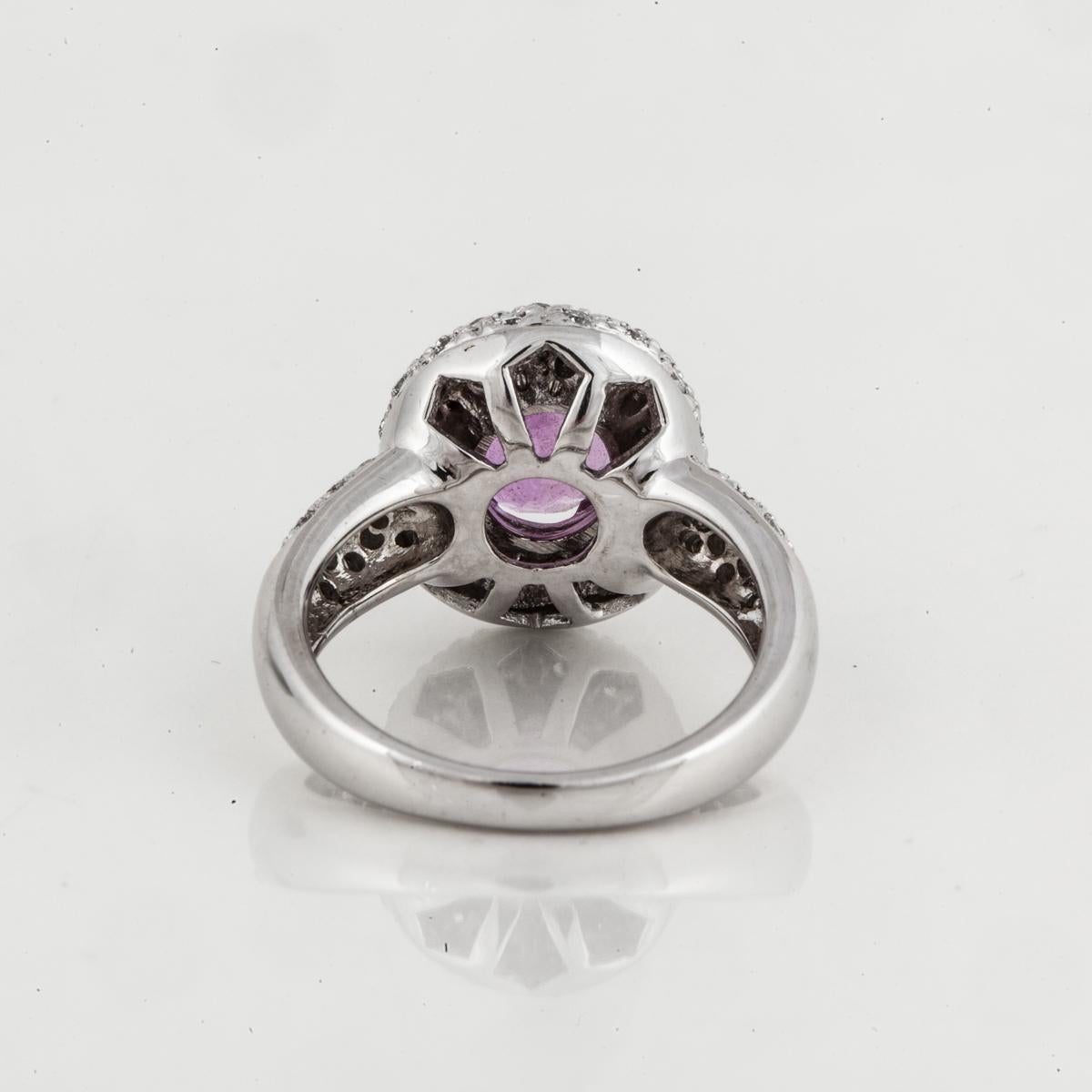 3,03 ct. Ovaler Ring mit rosa Saphir und Diamant aus 18 Karat Weißgold Damen im Angebot